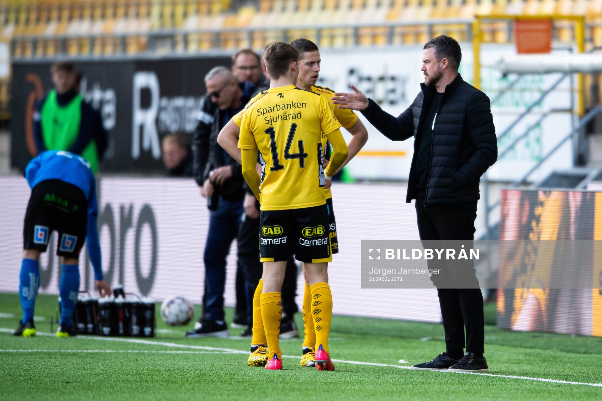 Elfsborgs manager Jimmy Thelin diskuterar med André Rømer
