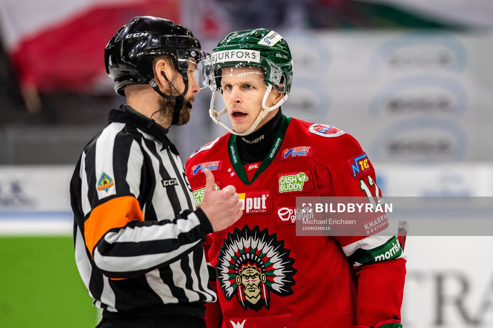 Domare Marcus Linde i diskussion med Frölundas Max Friberg