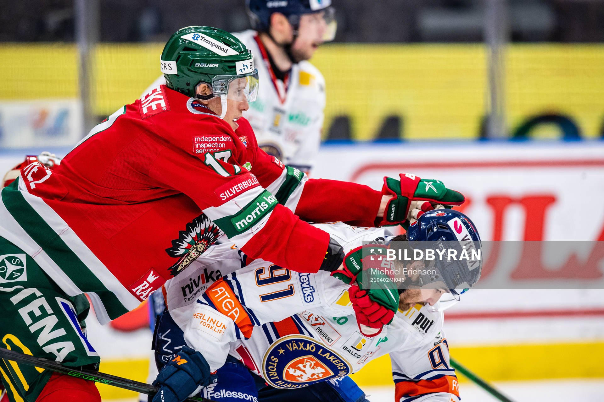 Frölundas Robin Alvarez och Växjös Andrew Calof i dispyt