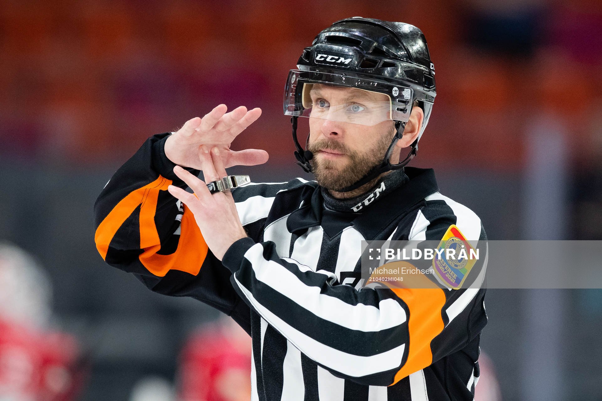 Domare Marcus Linde gör tecken för time out