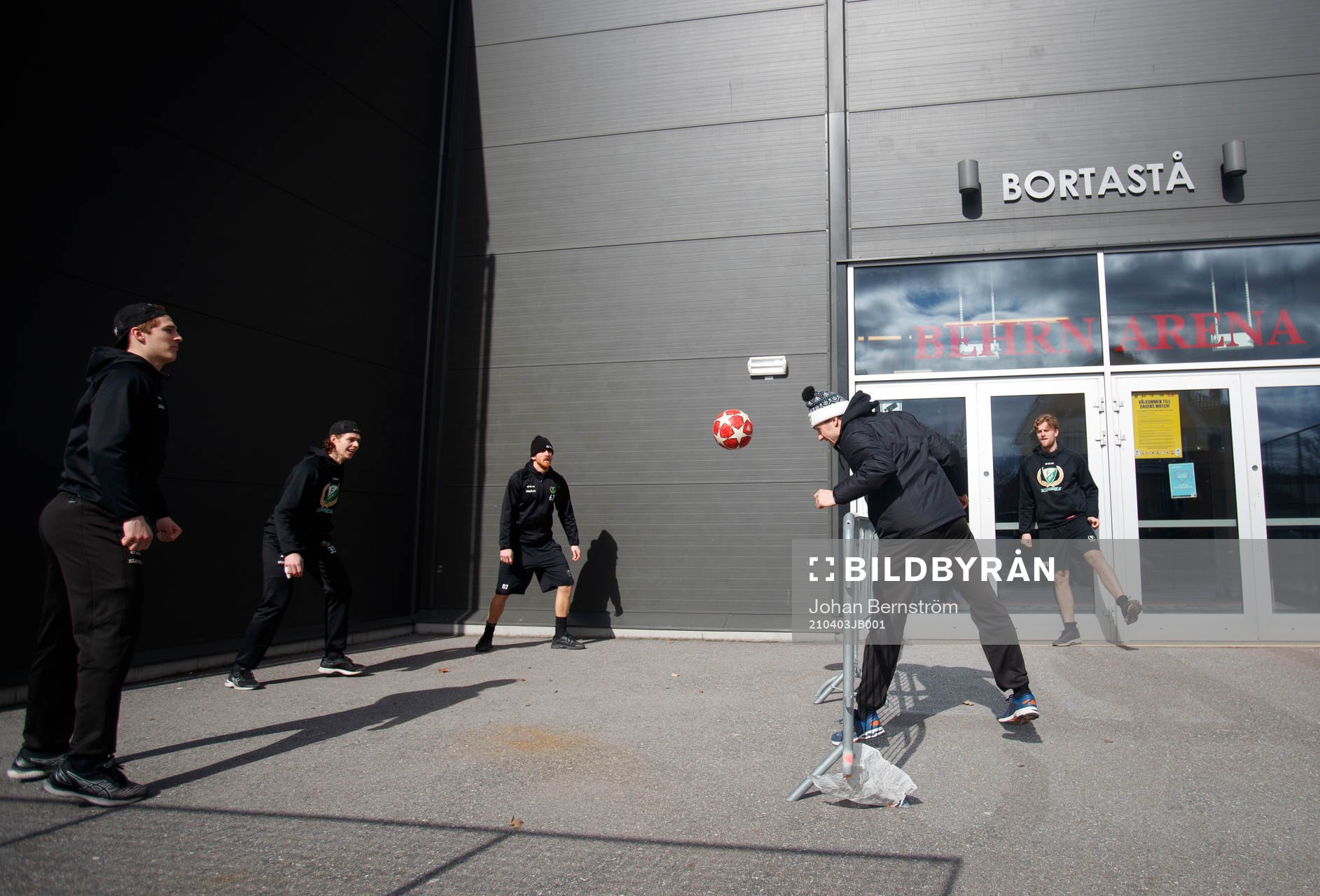 Färjestadsspelarna värmer upp med fotboll