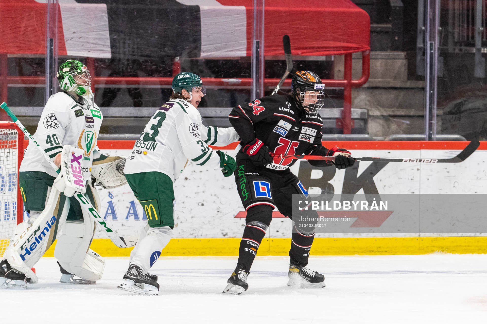 Färjestads målvakt Henrik Haukeland och Albert Johansson