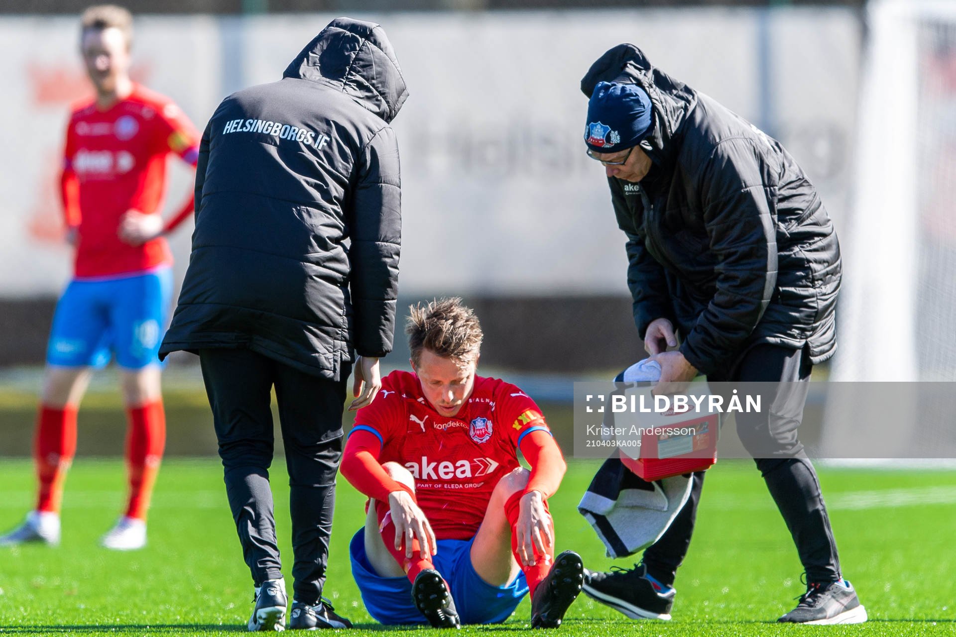 Helsingborgs Viktor Lundberg sitter ner skadad