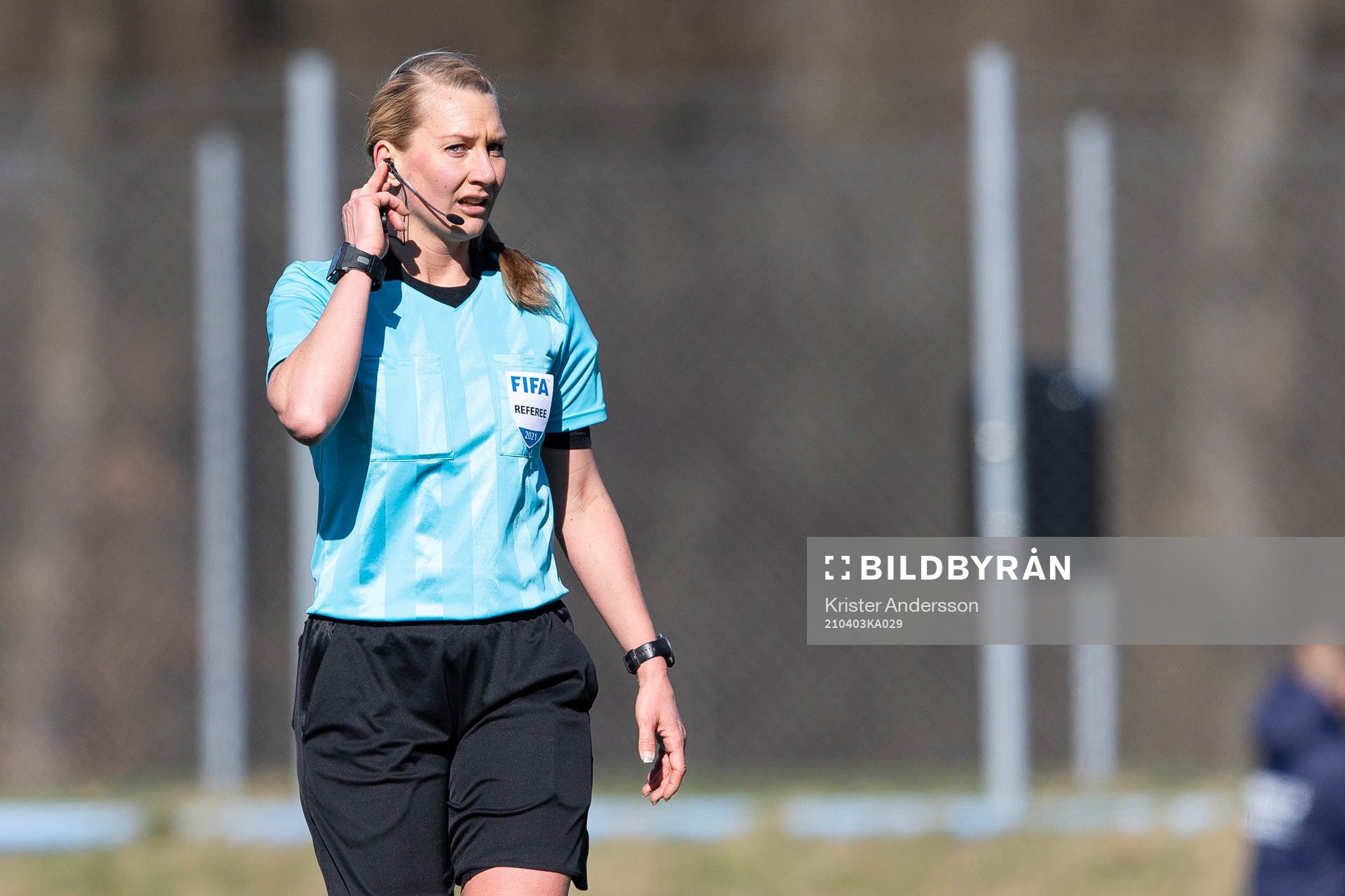 Domare Tess Olofsson under träningsmatchen i fotboll mellan Helsingborg och Öster den 3 april 2021 i Helsingborg. 