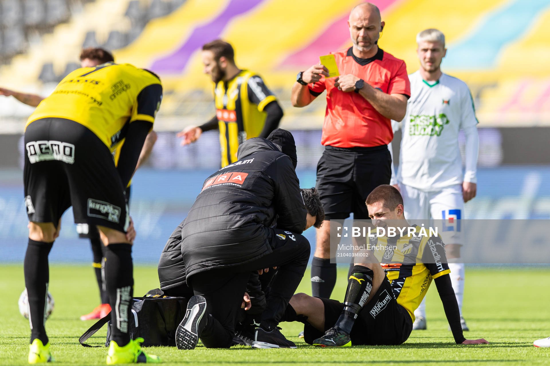 Häckens Leo Bengtsson får vård efter en närkamp under träningsmatchen i fotboll mellan Häcken och Varberg den 3 april 2021 i Göteborg. 