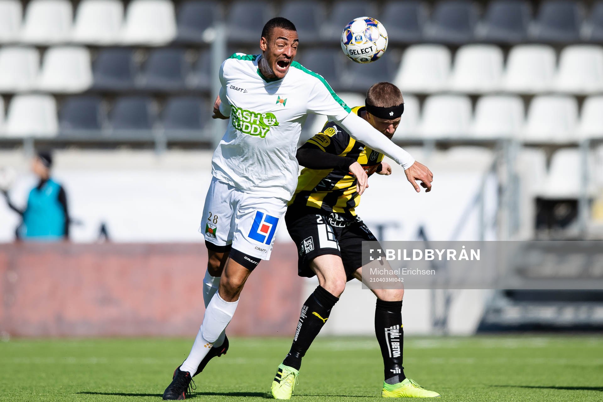 Varbergs Simon Karlsson Adjei  och Häckens Rasmus Lindgren