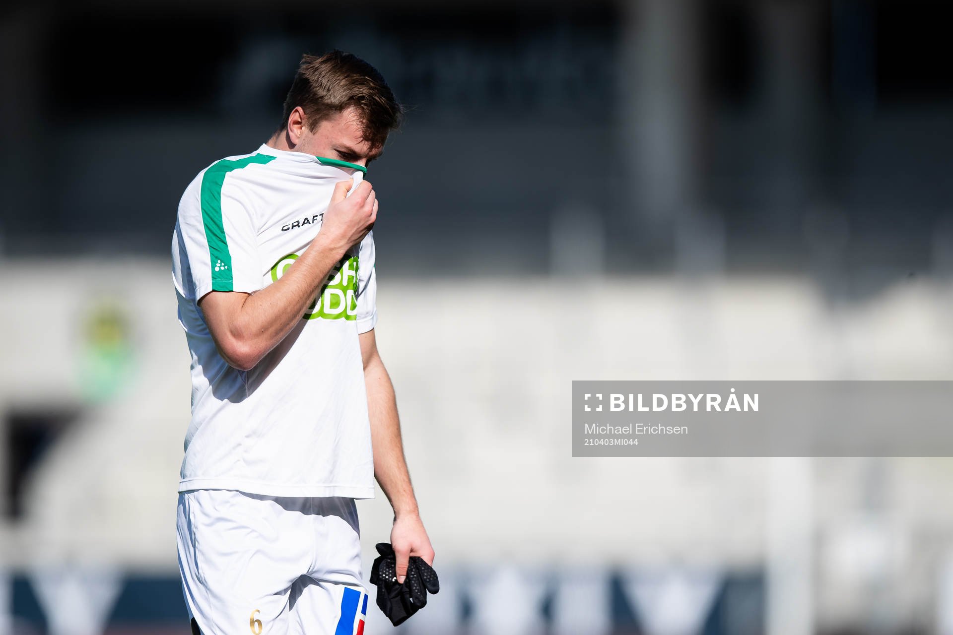 Varbergs Albin Winbo lämnar planen