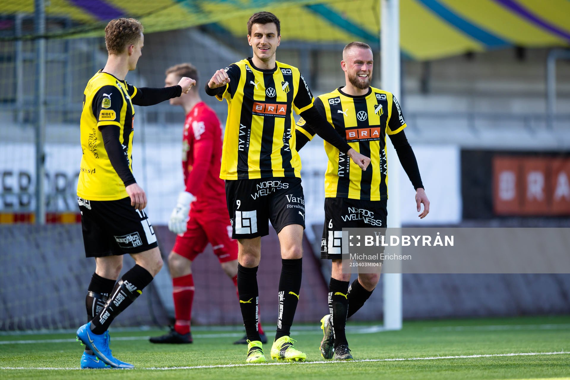Häckens Alexander Jeremejeff jublar med Gustav Berggren och Alexander Faltsetas efter sitt 3-1 mål under träningsmatchen i fotboll mellan Häcken och Varberg den 3 april 2021 i Göteborg.