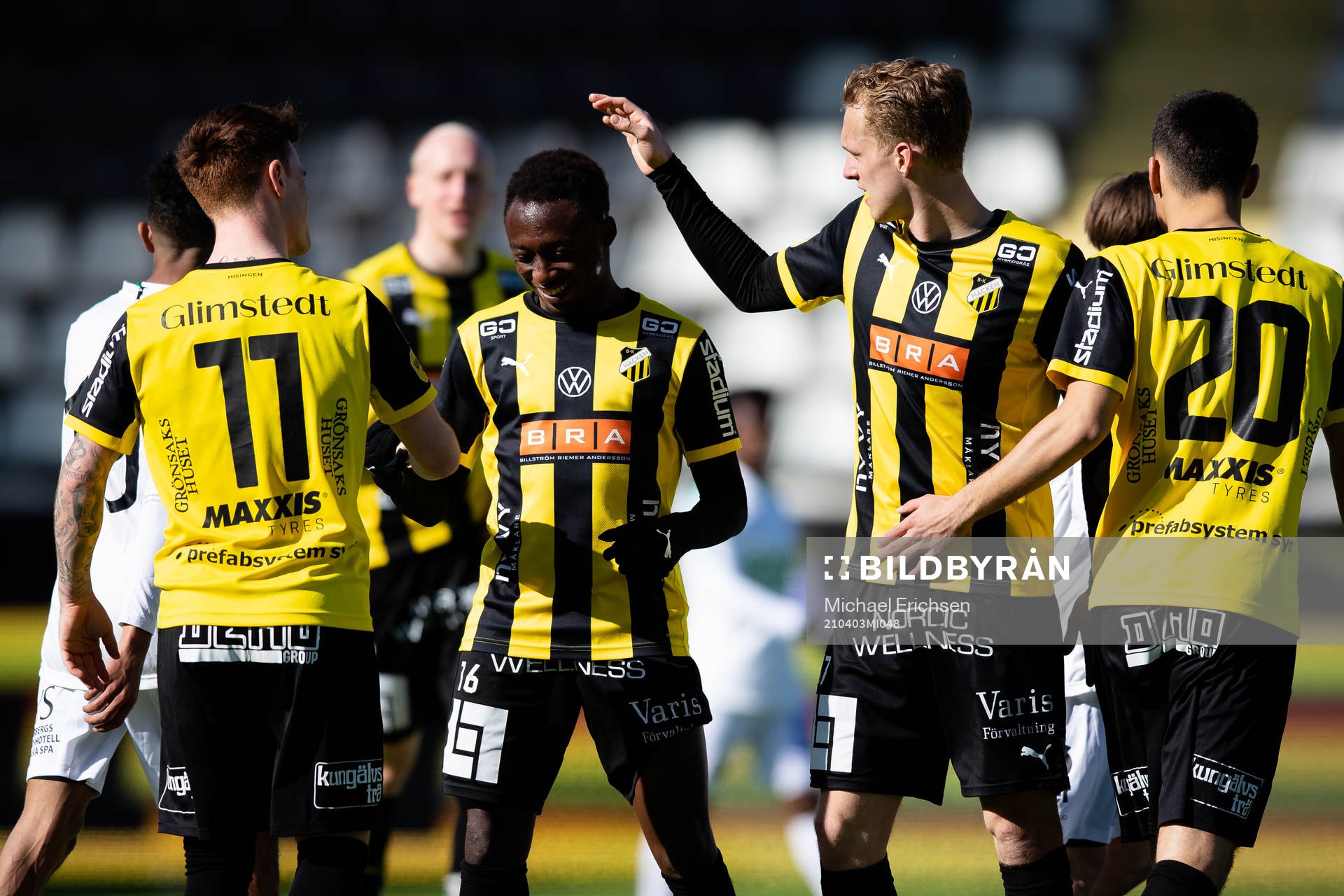Häckens Tobias Heintz jublar med lagkamrater