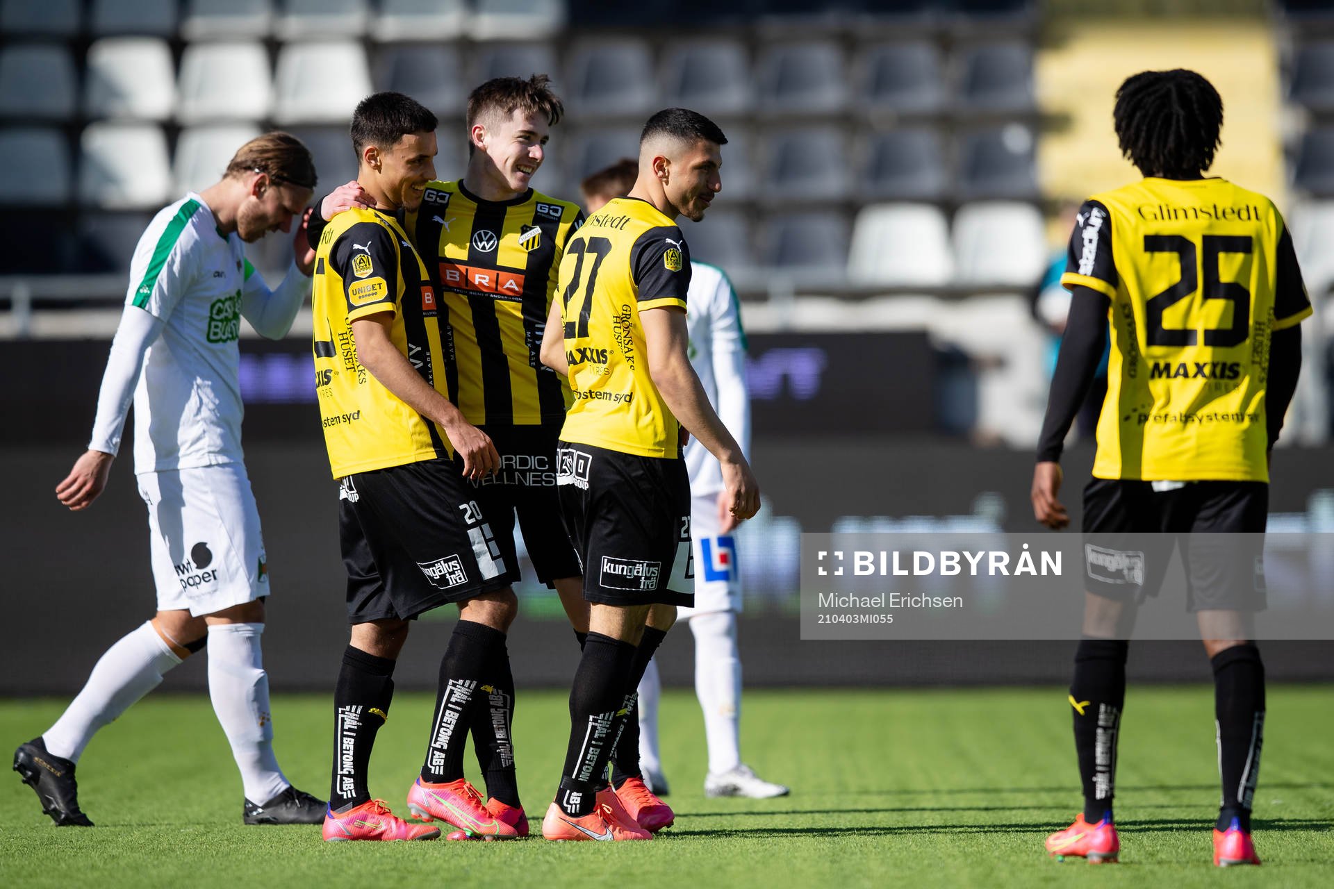 Häckens Patrik Wålemark jublar med lagkamrater efter 4-1 under träningsmatchen i fotboll mellan Häcken och Varberg den 3 april 2021 i Göteborg.