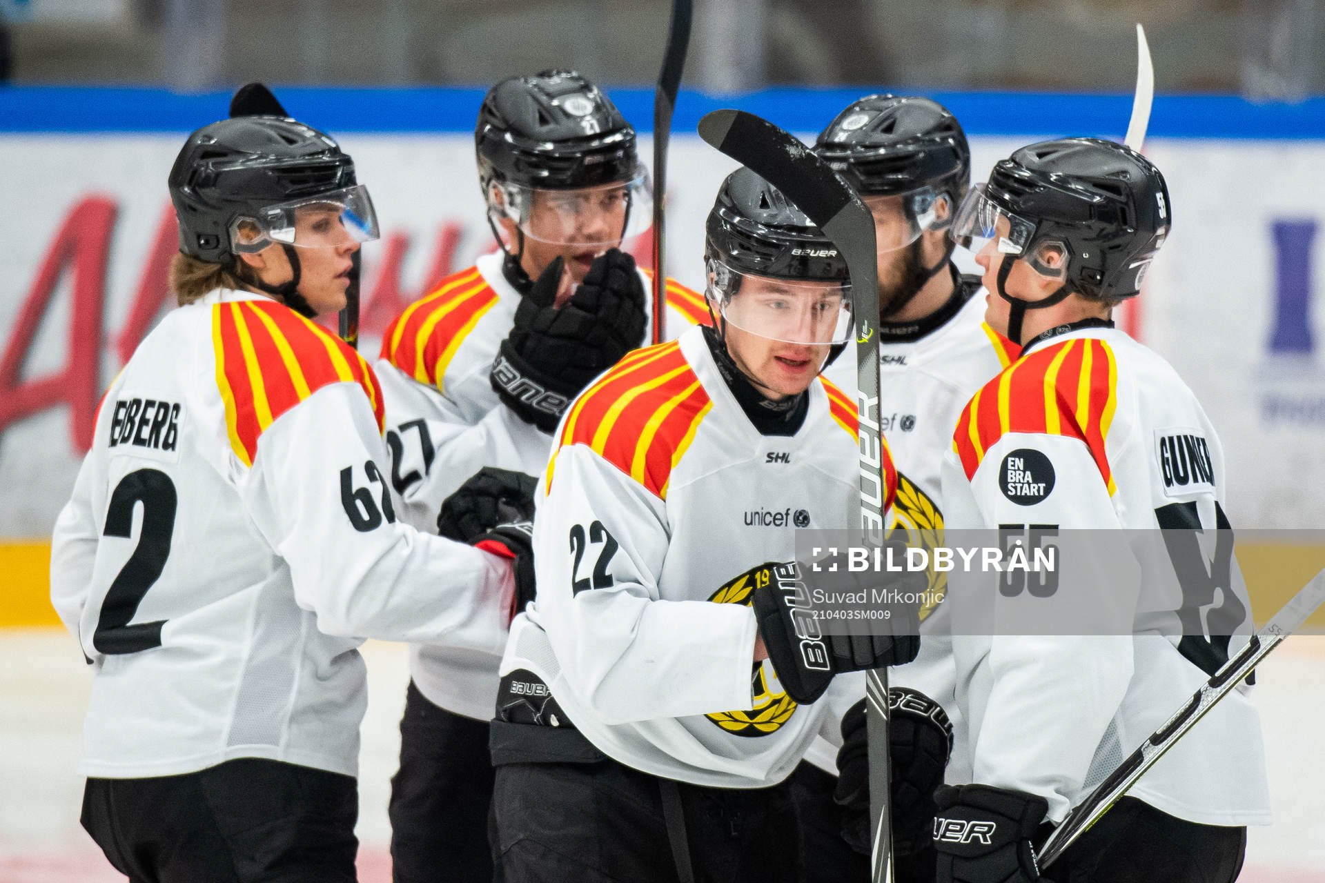 Brynäs Adam Pettersson jublar med lagkamrater