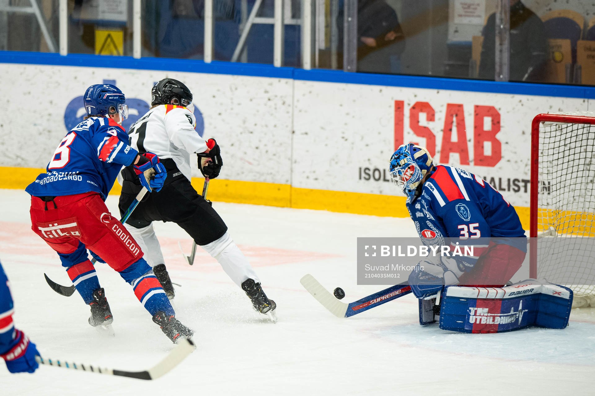Oskarshamns Fredrik Olofsson och målvakt Joe Cannata