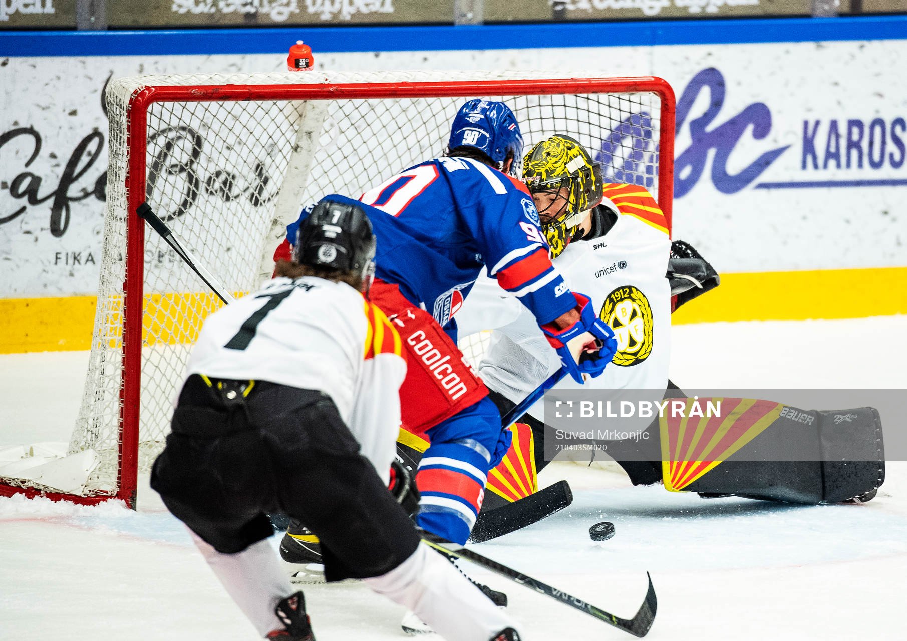 Oskarshamns Lance Bouma och Brynäs målvakt Samuel Ersson