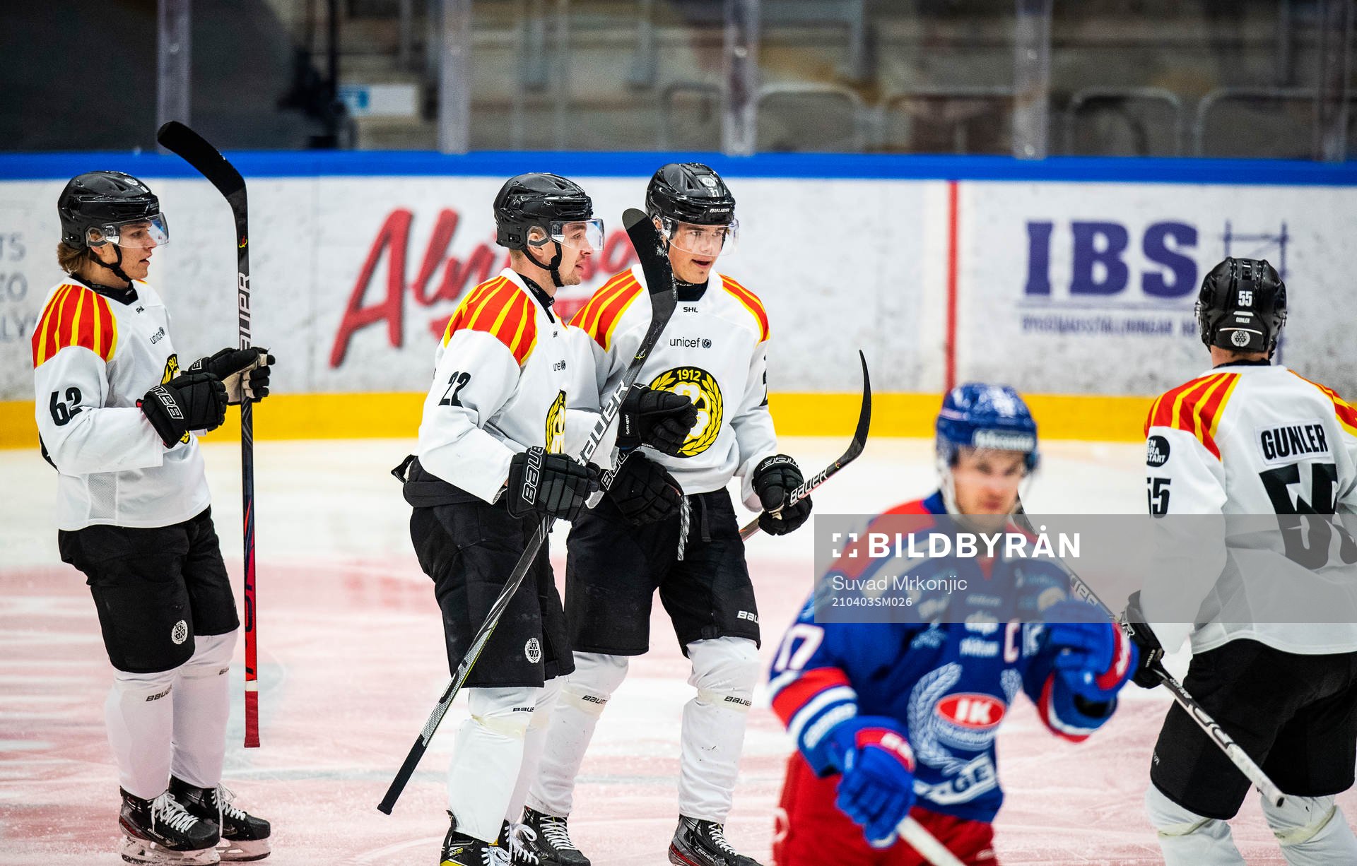 Brynäs Adam Pettersson jublar med lagkamrater
