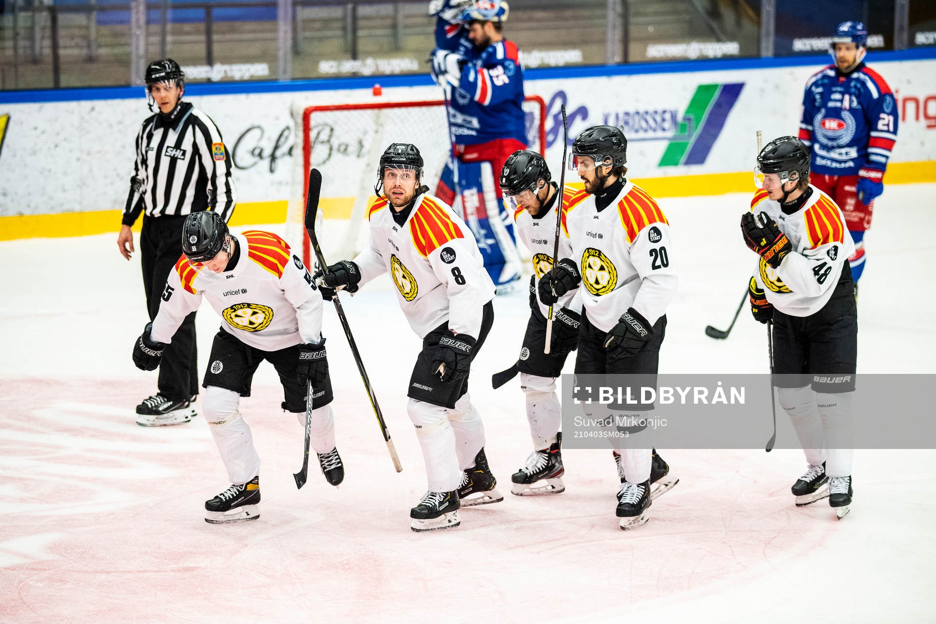 Brynäs Jadeon Descheneau jublar med lagkamrater