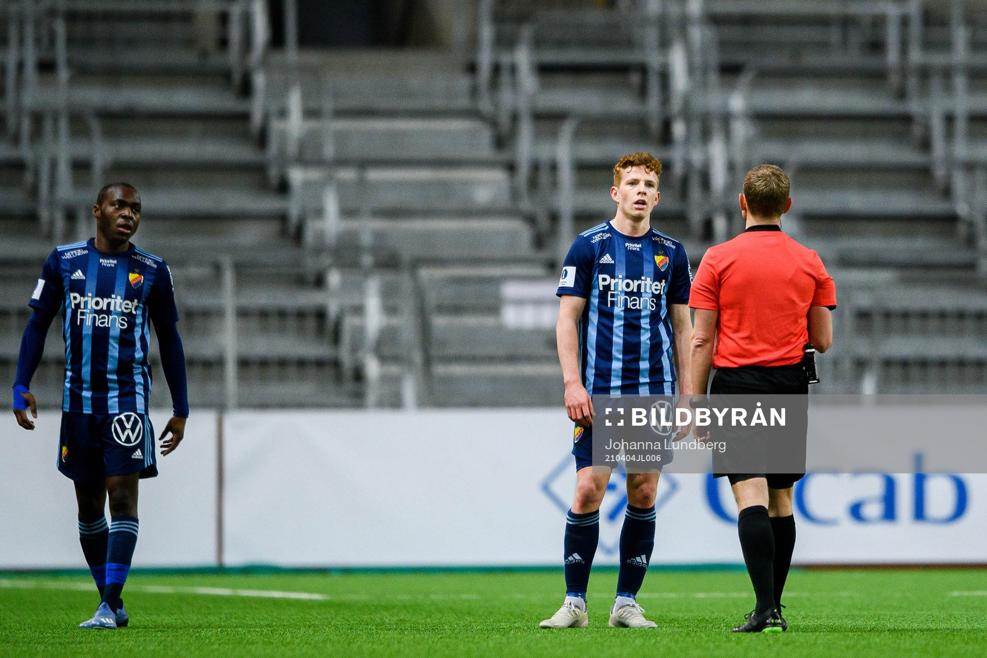 Djurgårdens Aslak Witry i samtal med domare Fredrik Klitte