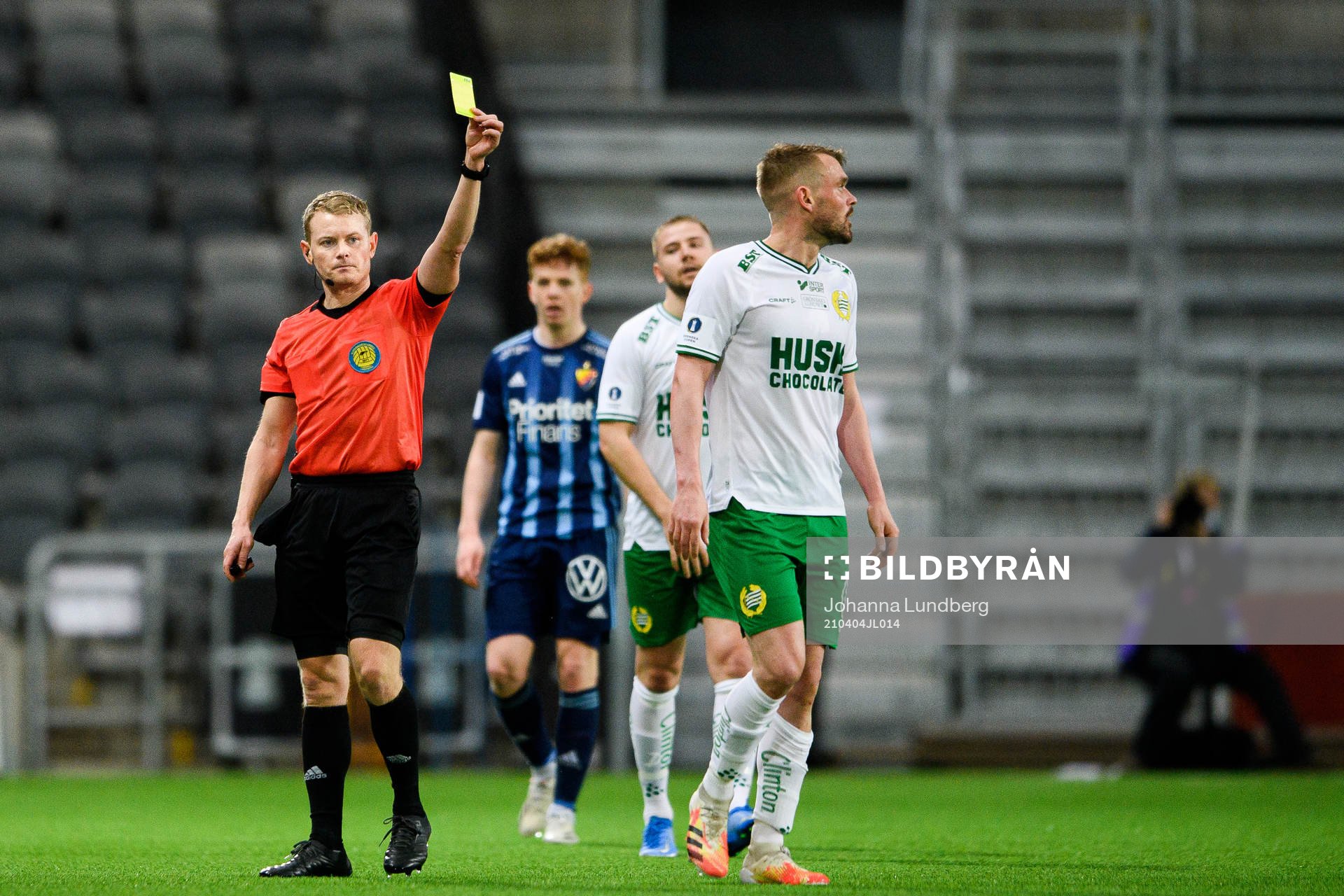 Hammarbys Mads Fenger Nielsen får en varning av domare