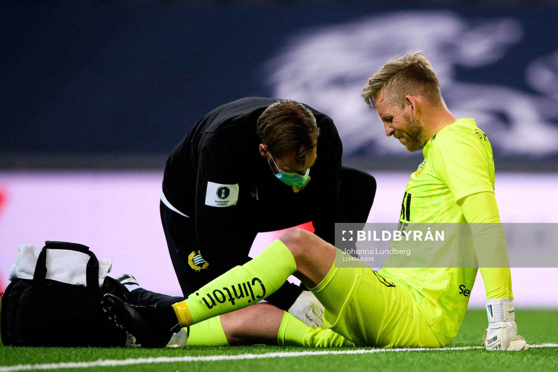 Hammarbys målvakt David Ousted får vård