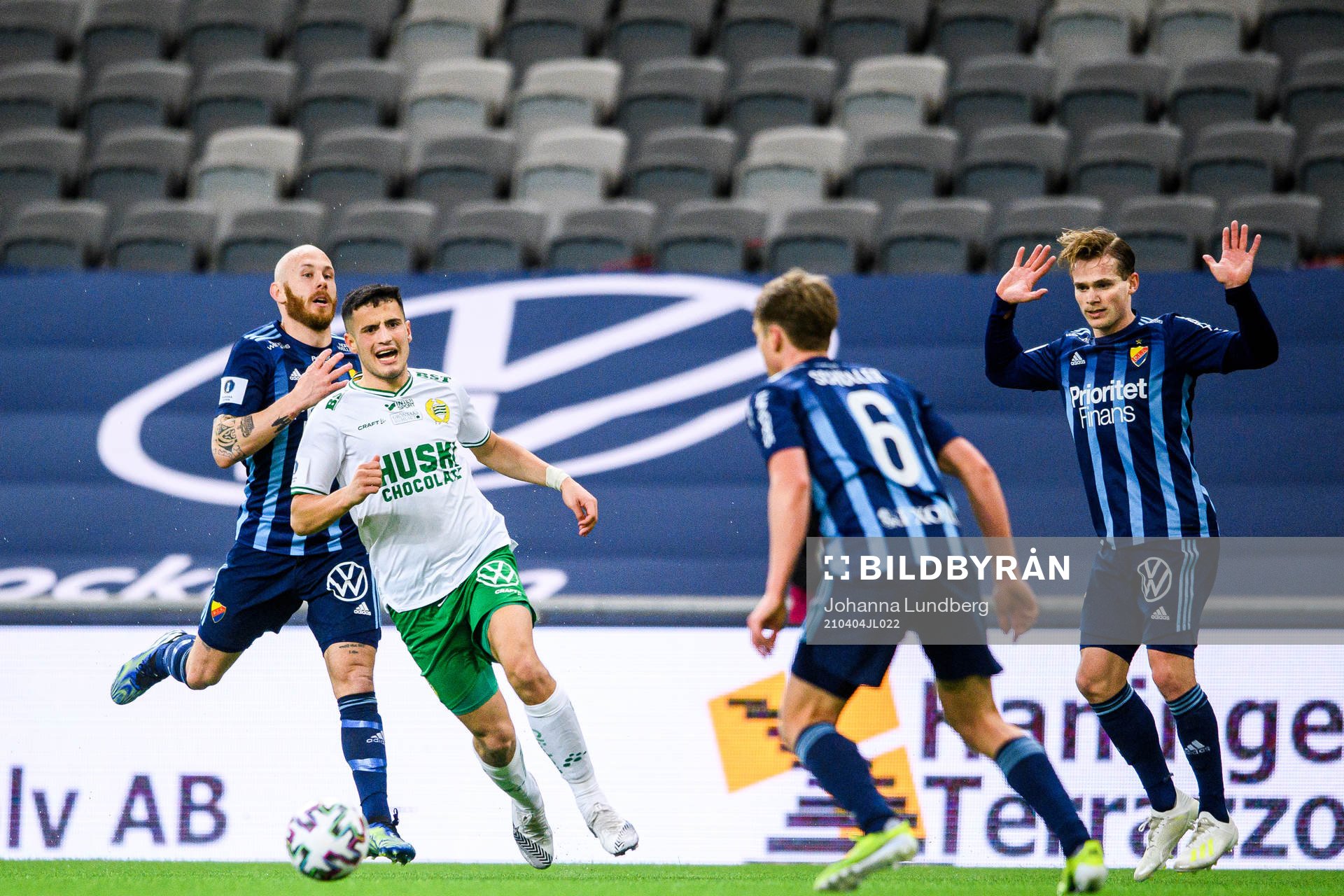 Hammarbys Astrit Selmani i en kamp mot Djurgårdens Magnus