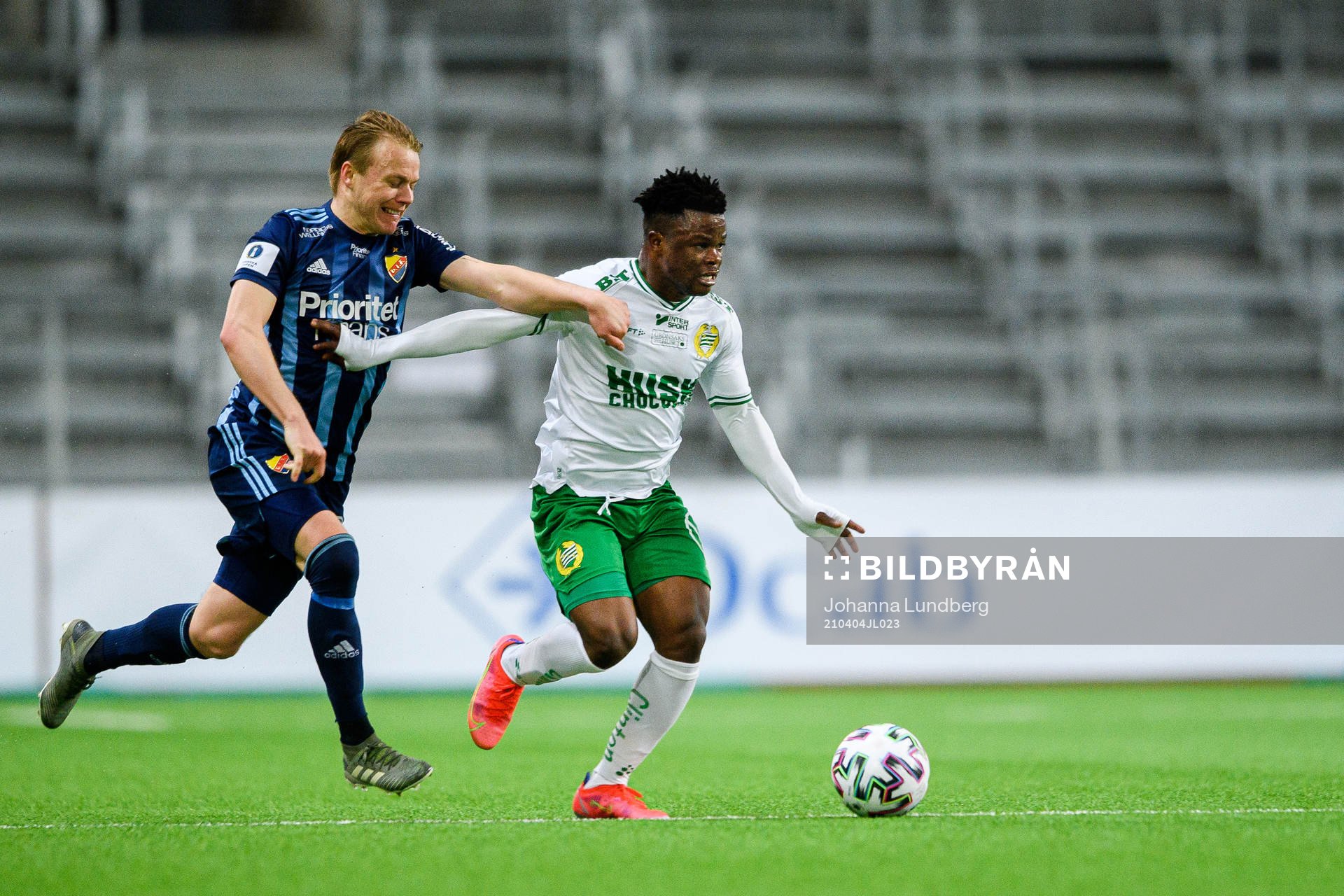 Djurgårdens Elliot Käck och Hammarbys Akinkunmi Amoo