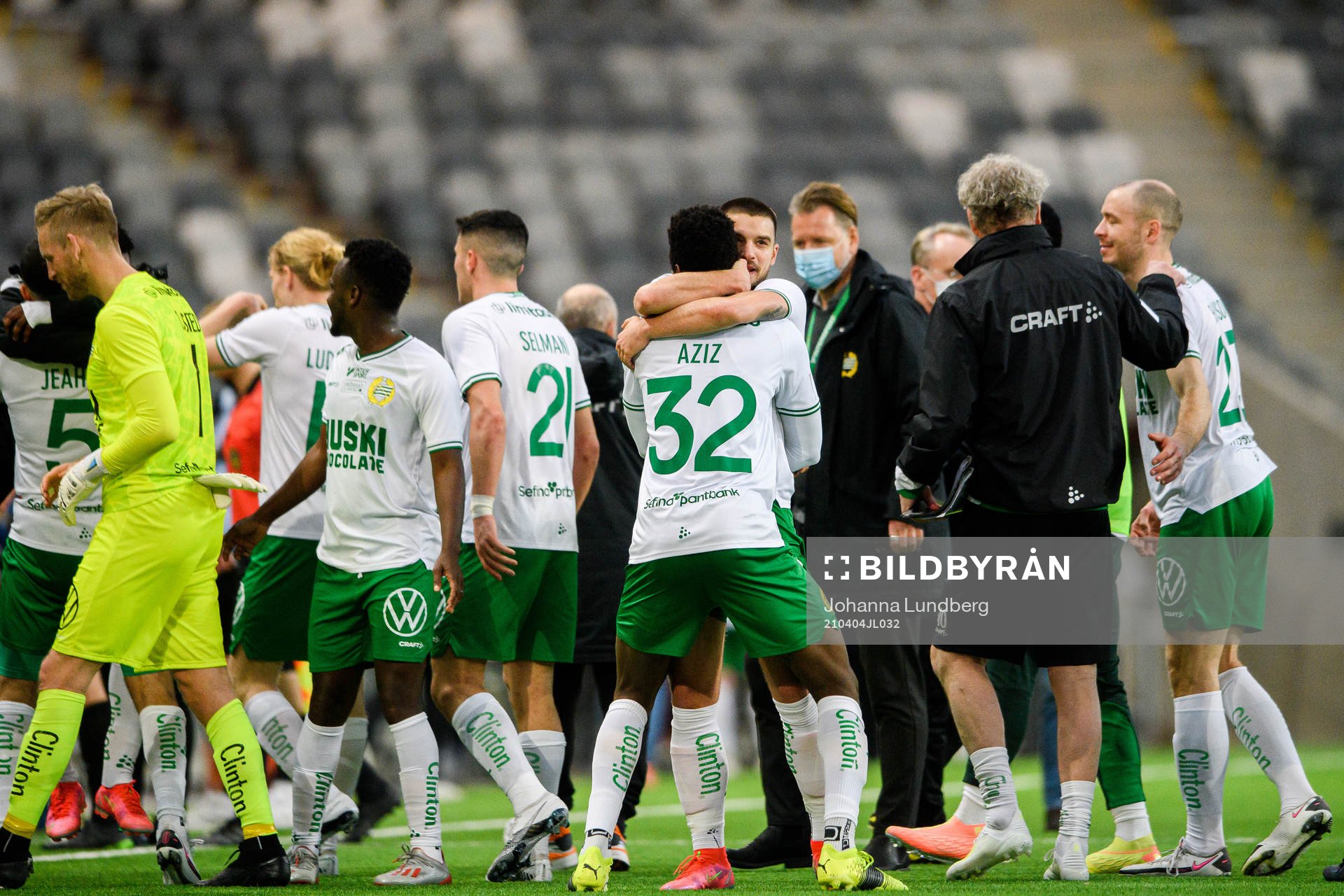 Hammarbys Aziz Ouattara Mohammed och Vladimir Rodic jublar efter semifinalen i Svenska Cupen mellan Djurgården och Hammarby den 4 april 2021 i Stockholm.