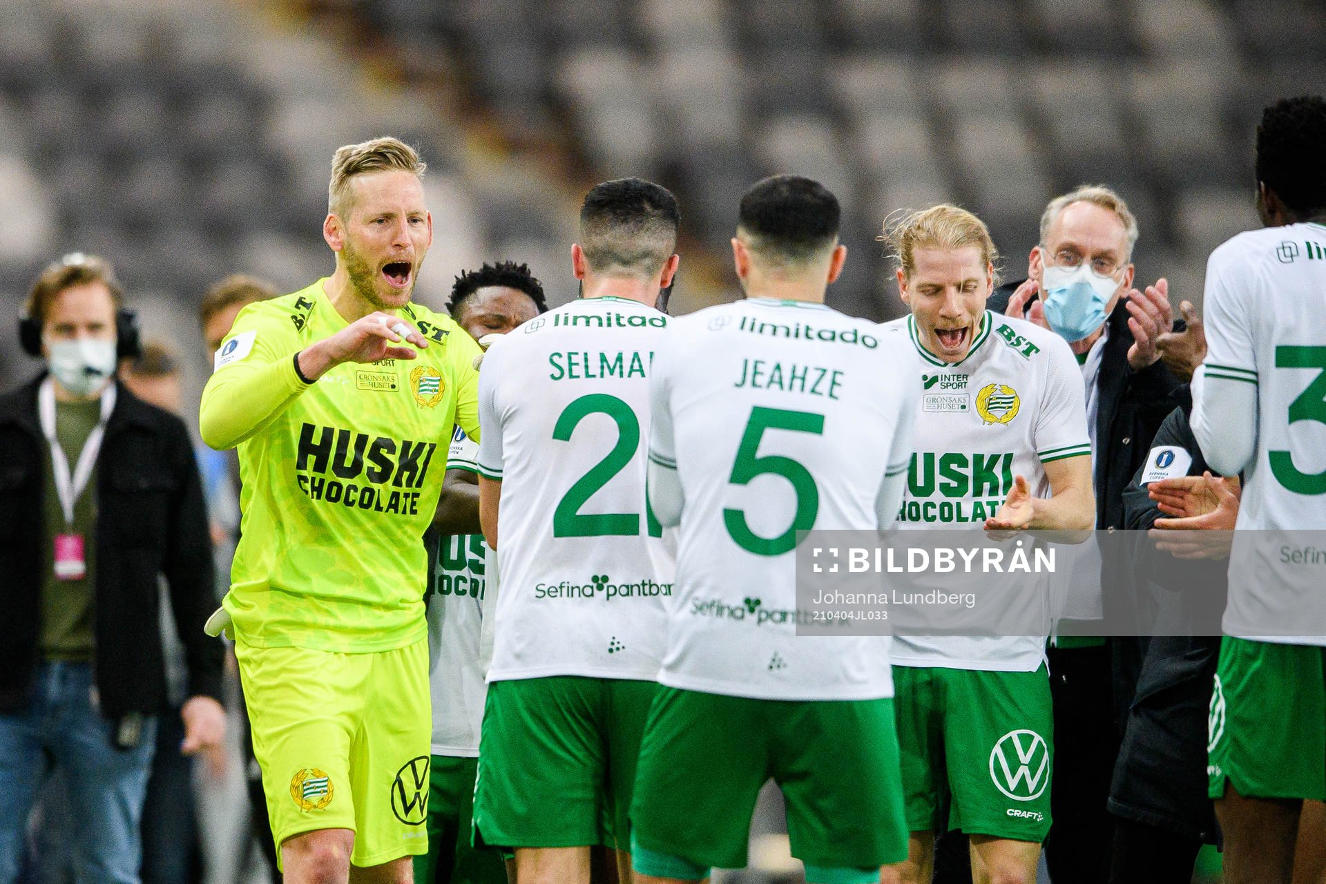Hammarbys målvakt David Ousted och Gustav Ludwigson jublar