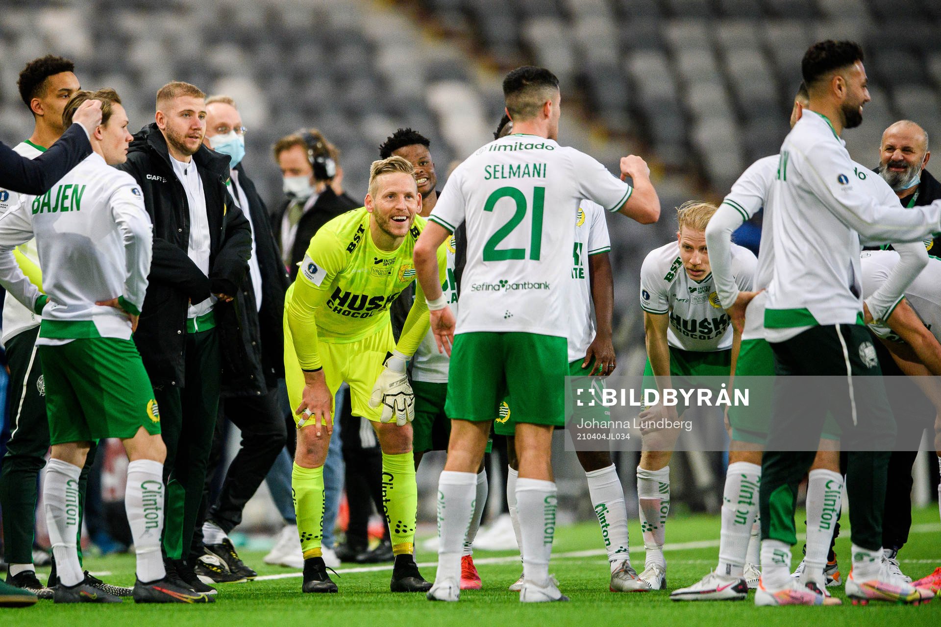 Hammarbys målvakt David Ousted och Gustav Ludwigson jublar