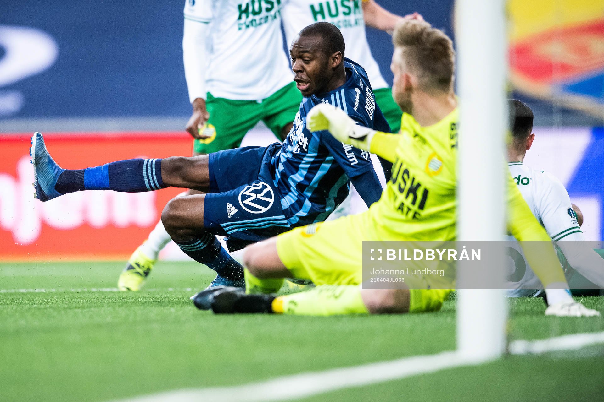 Djurgårdens Edward Chilufya och Hammarbys målvakt David