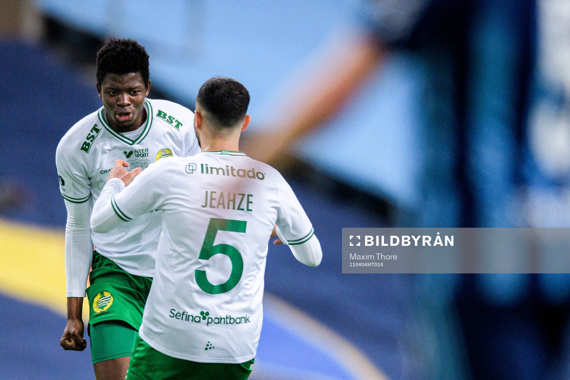 Hammarbys Aziz Ouattara Mohammed och Mohanad Jeahze jublar