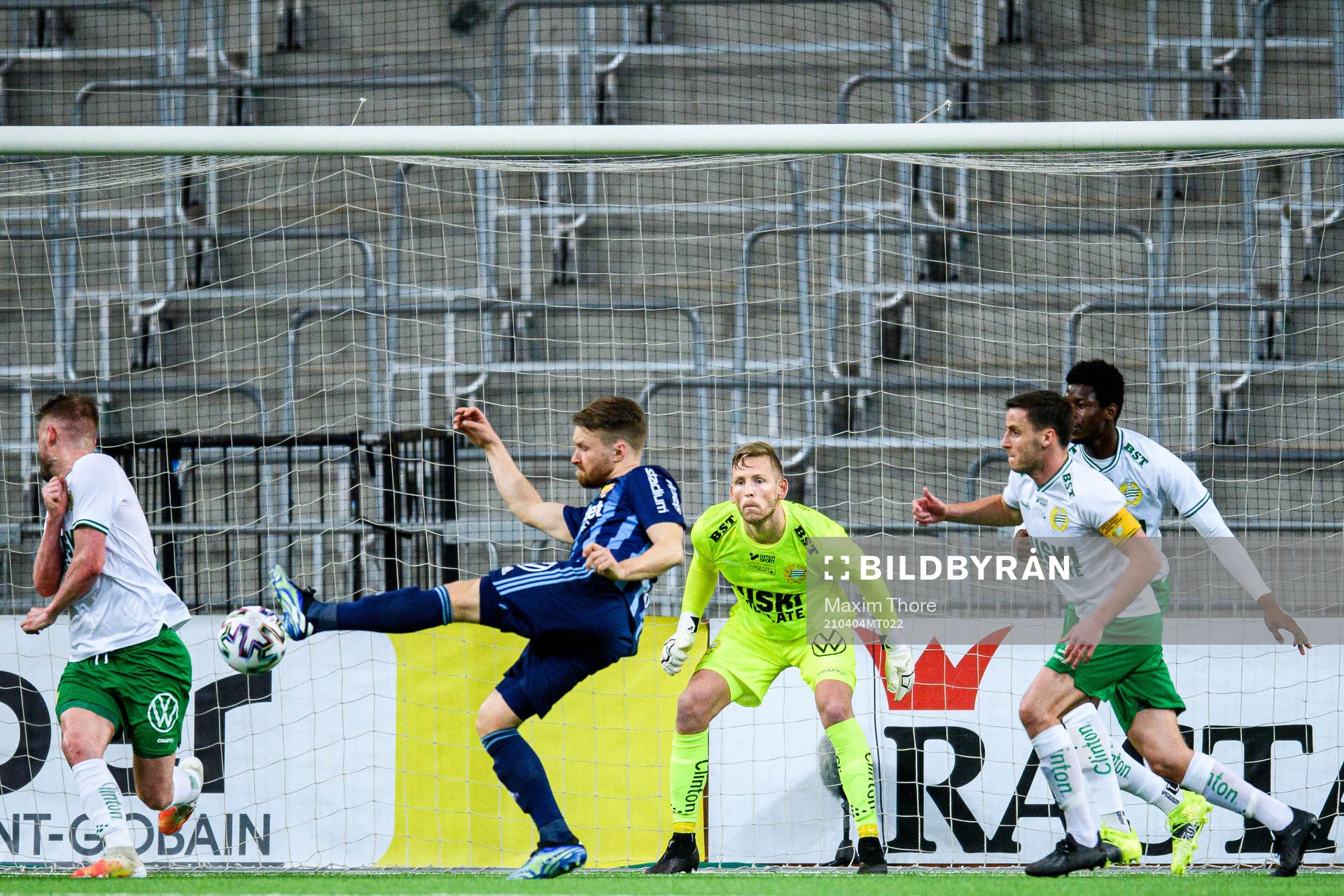Djurgårdens Jacob Une Larsson oroar framför Hammarbys