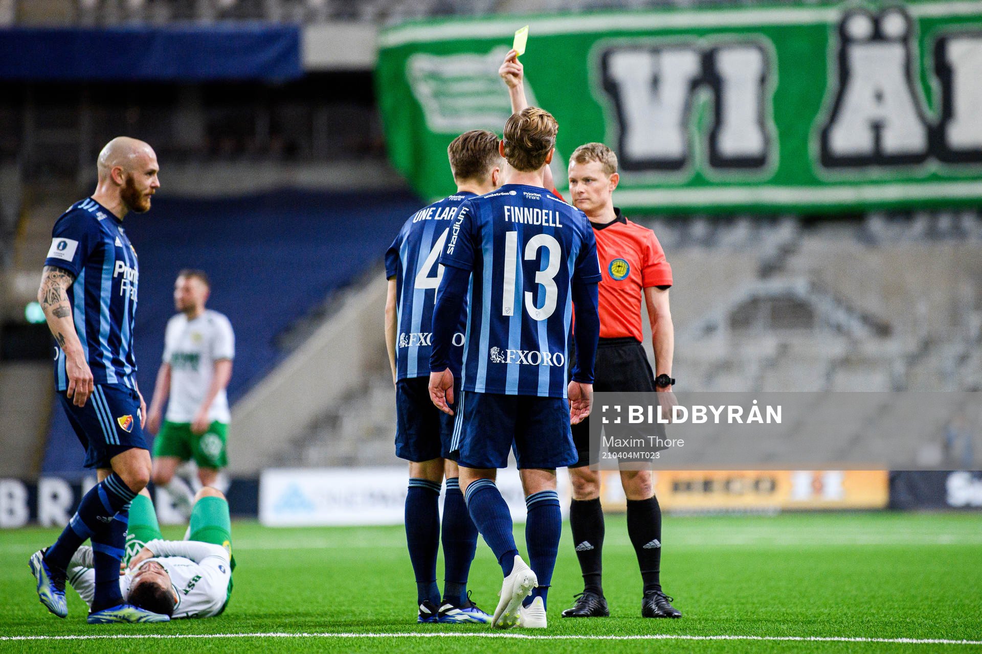 Djurgårdens Jacob Une Larsson får en varning