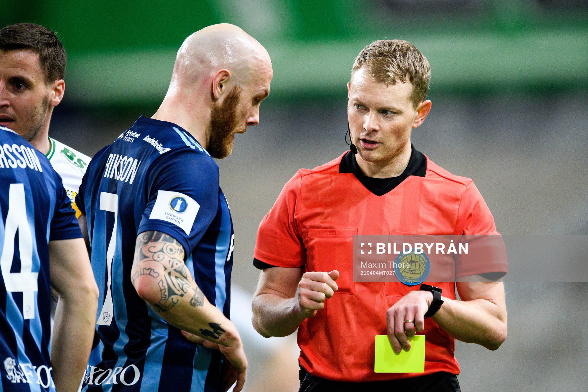 Djurgårdens Magnus Eriksson och domare Fredrik Klitte