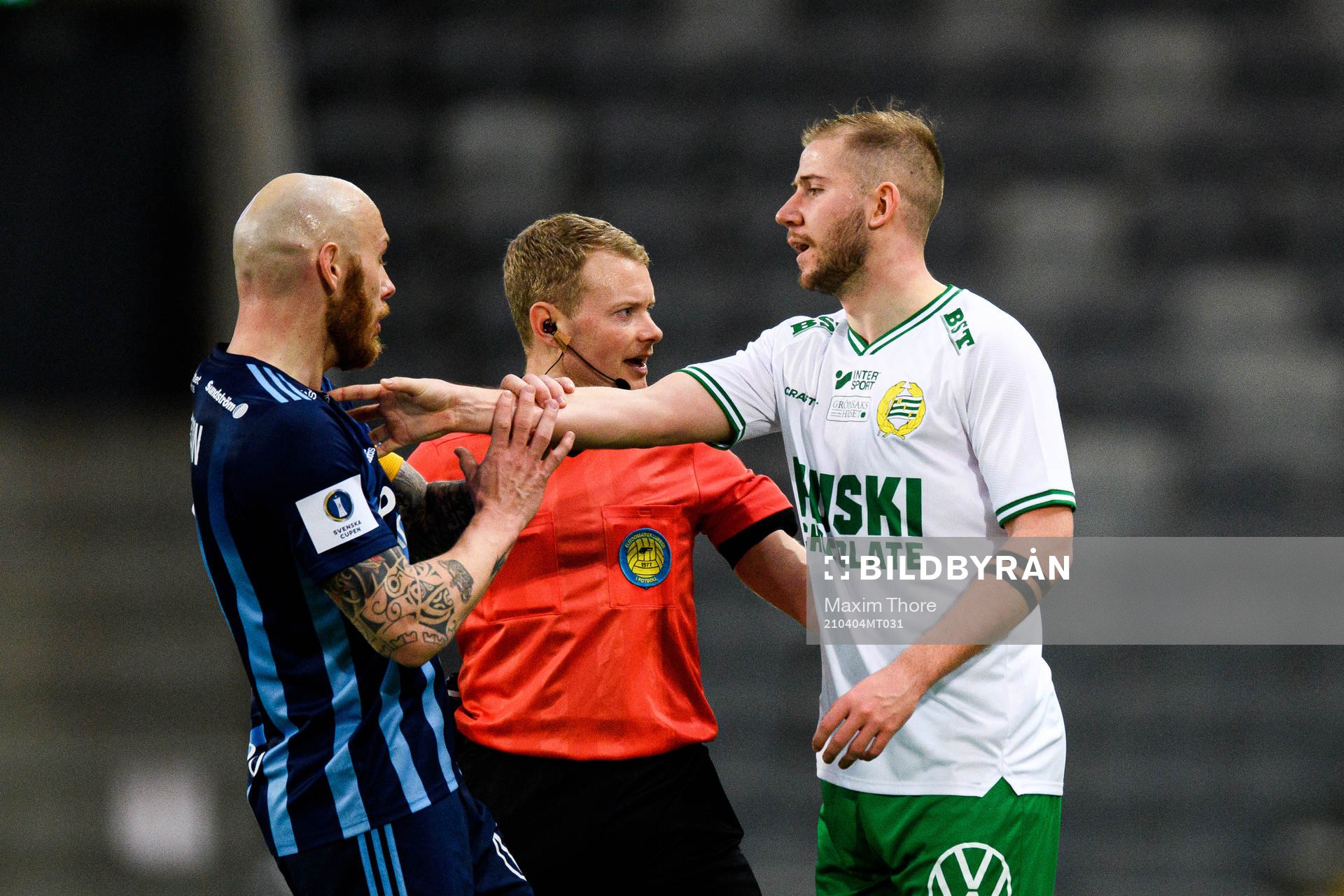 Djurgårdens Magnus Eriksson , domare Fredrik Klitte och