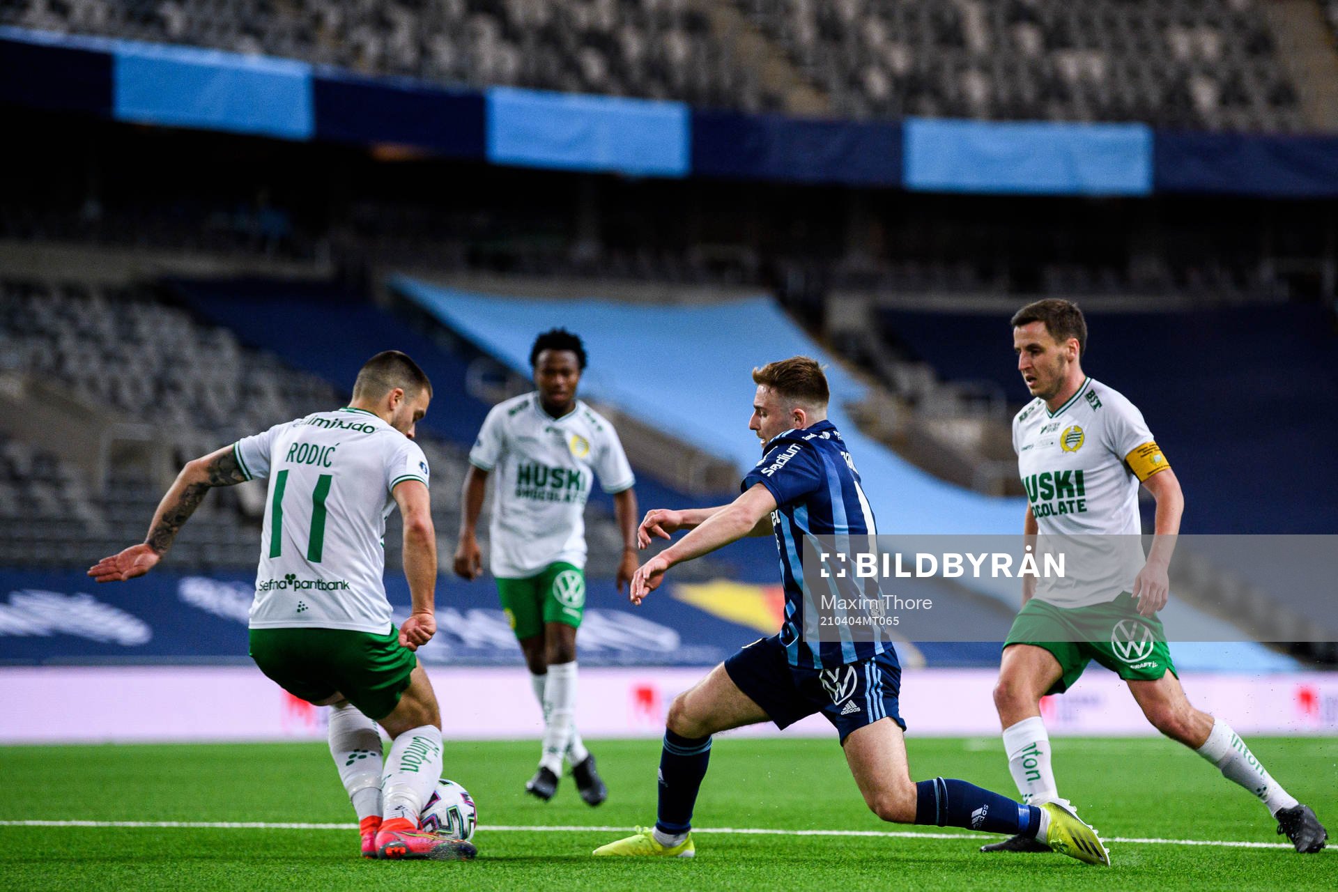 Djurgårdens Albion Ademi i en kamp mot Hammarbys Vladimir Rodic och Jeppe Andersen under semifinalen i Svenska Cupen mellan Djurgården och Hammarby den 4 april 2021 i Stockholm.