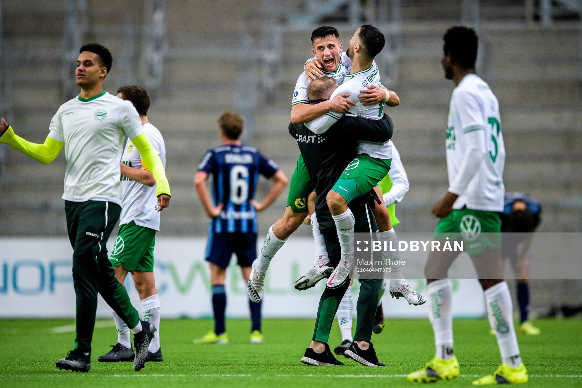 Hammarbys Astrit Selmani , Mohanad Jeahze och Darijan Bojanic jublar efter semifinalen i Svenska Cupen mellan Djurgården och Hammarby den 4 april 2021 i Stockholm.