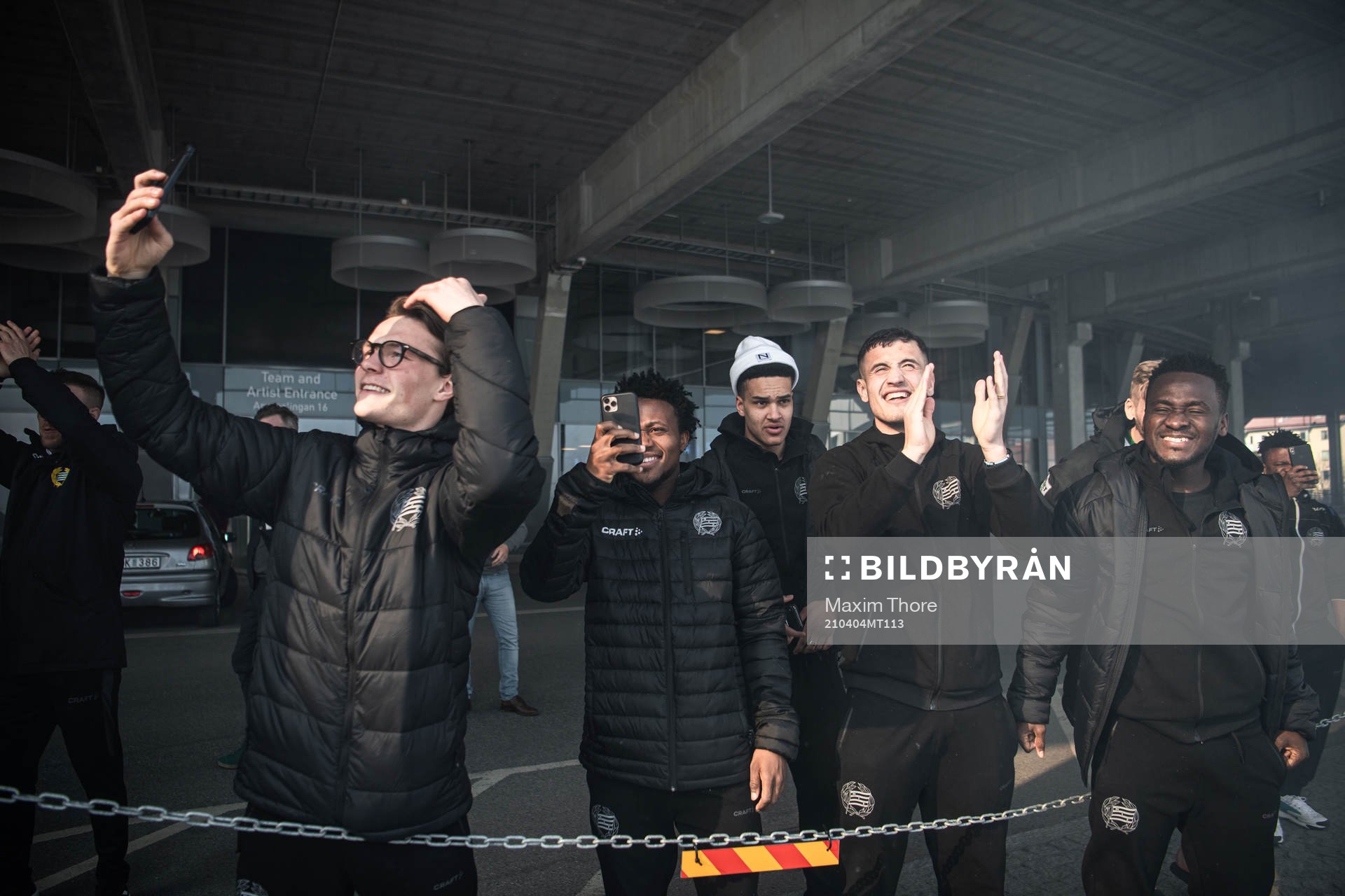 Hammarbys Astrit Selmani mfl tackar supportrar som tagit