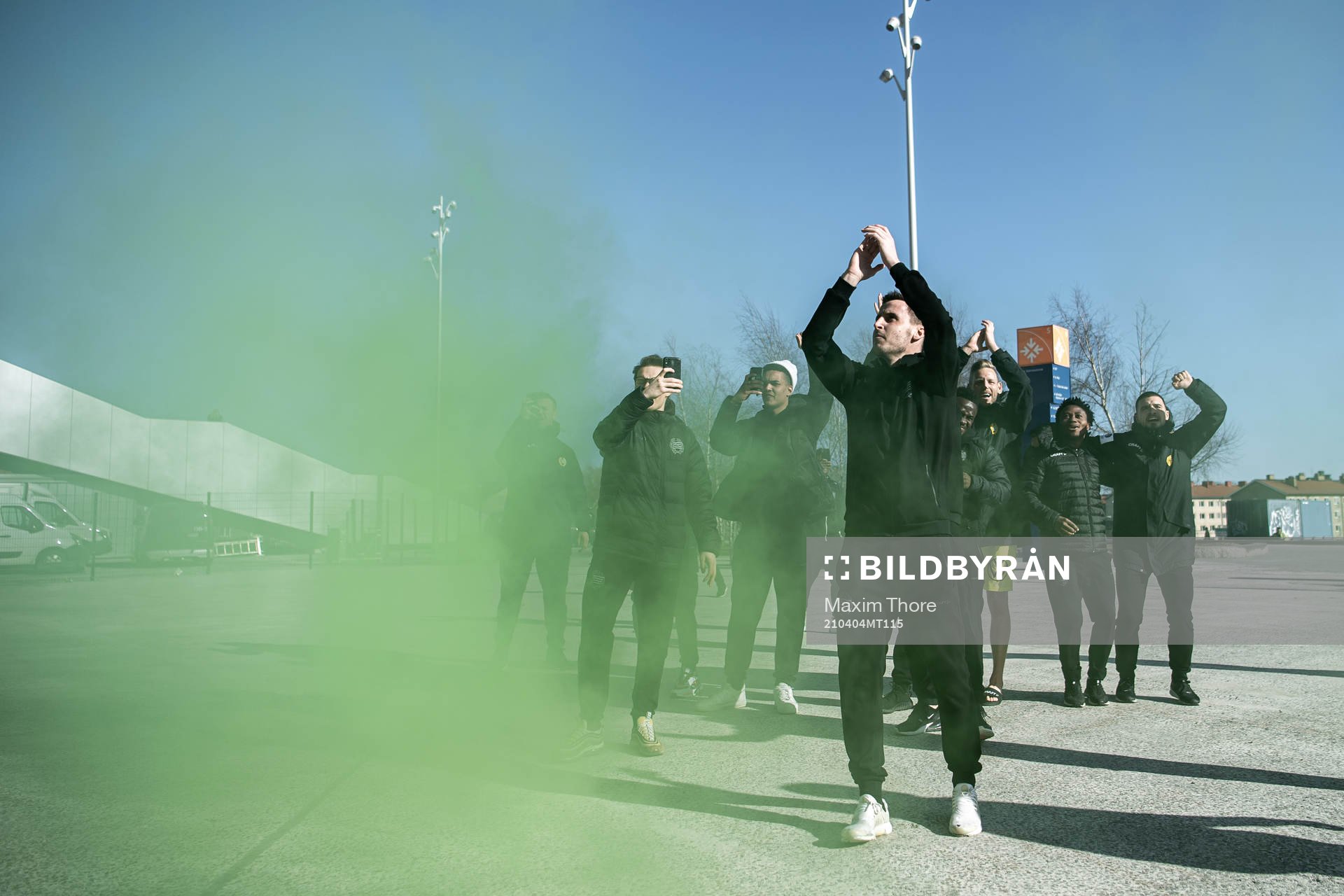 Hammarbys Jeppe Andersen tackar supportrar som kommit till