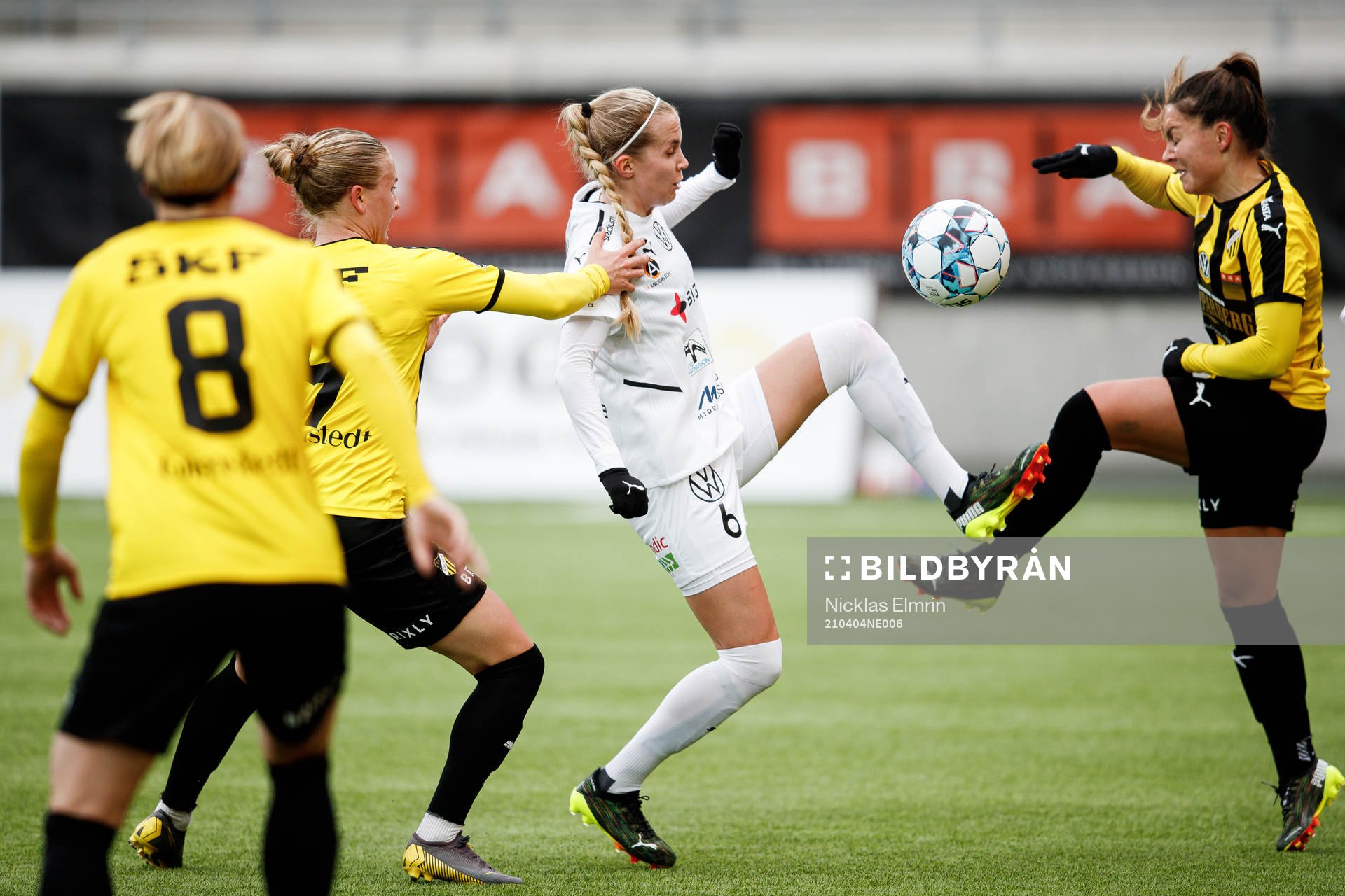 Rosengårds Ria Noora Minerva Öling och Häckens Johanna Rytting Kaneryd under fotbollsmatchen i Svenska Cupen mellan Häcken och FC Rosengård den 4 april 2021 i Göteborg.