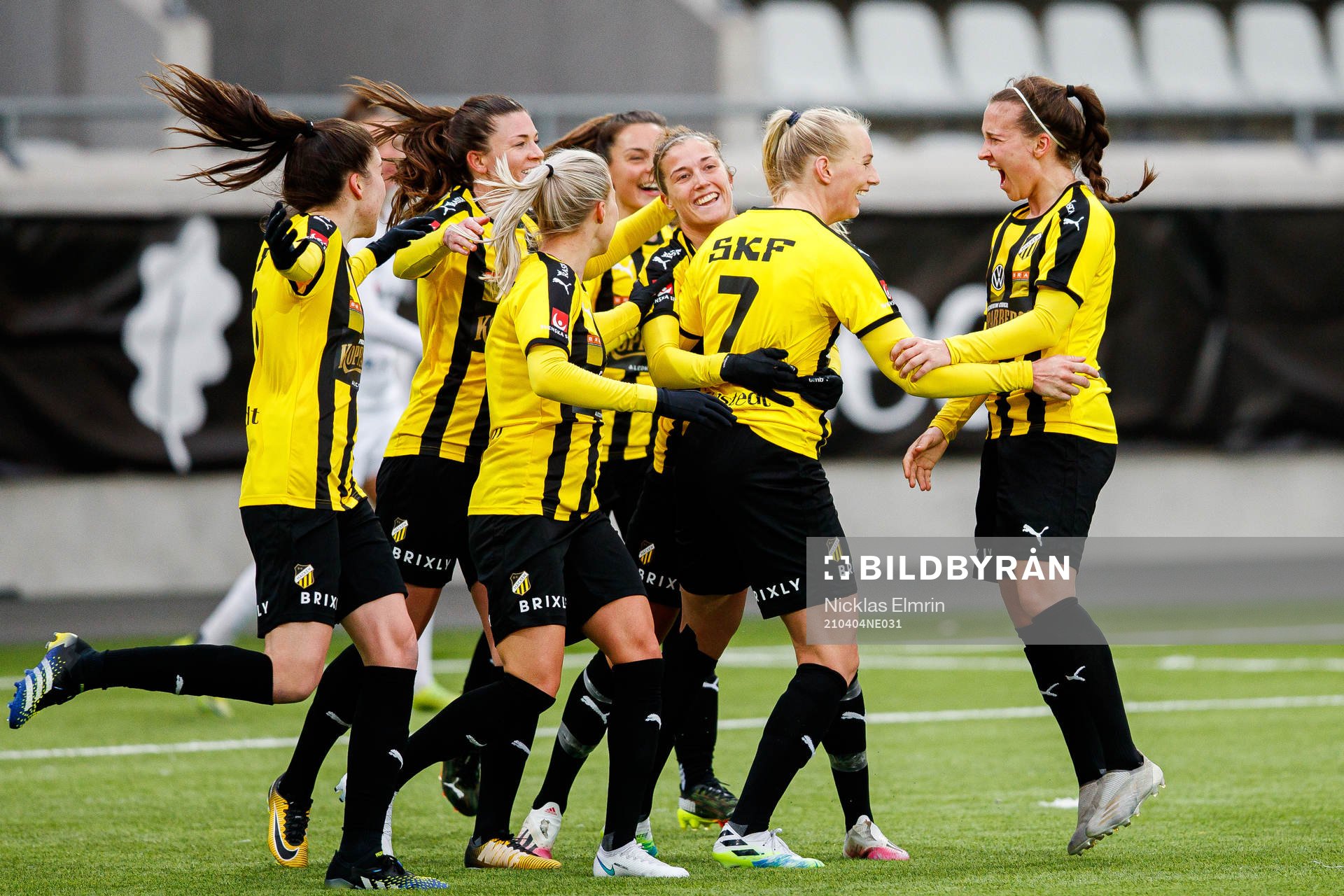 Häckens Stina Blackstenius och Julia Zigiotti Olme jublar efter 1-0 under fotbollsmatchen i Svenska Cupen mellan Häcken och FC Rosengård den 4 april 2021 i Göteborg.