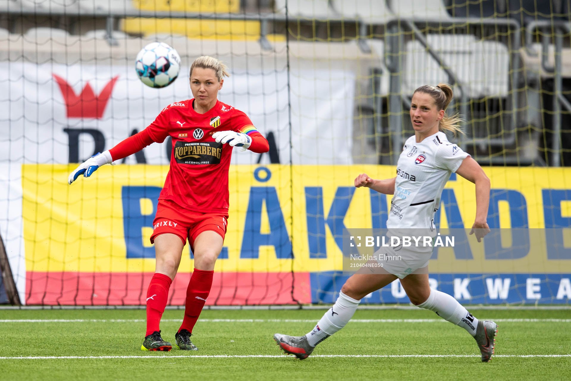 Häckens målvakt Jennifer Falk mot Rosengårds Jelena