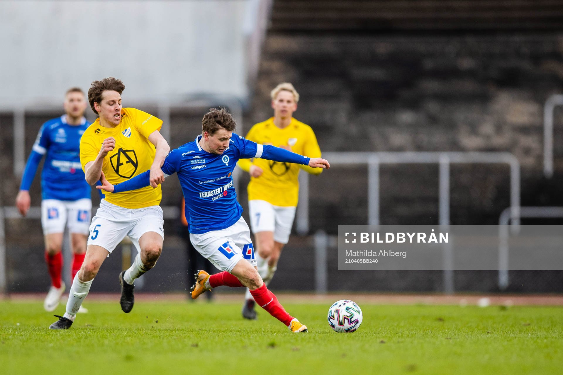 IFK Malmös Philip Persson Lundgren och Åtvidabergs Erik Grandelius under fotbollsmatchen i Division 1 södra mellan IFK Malmö och Åtvidaberg den 5 april 2021 i Malmö.