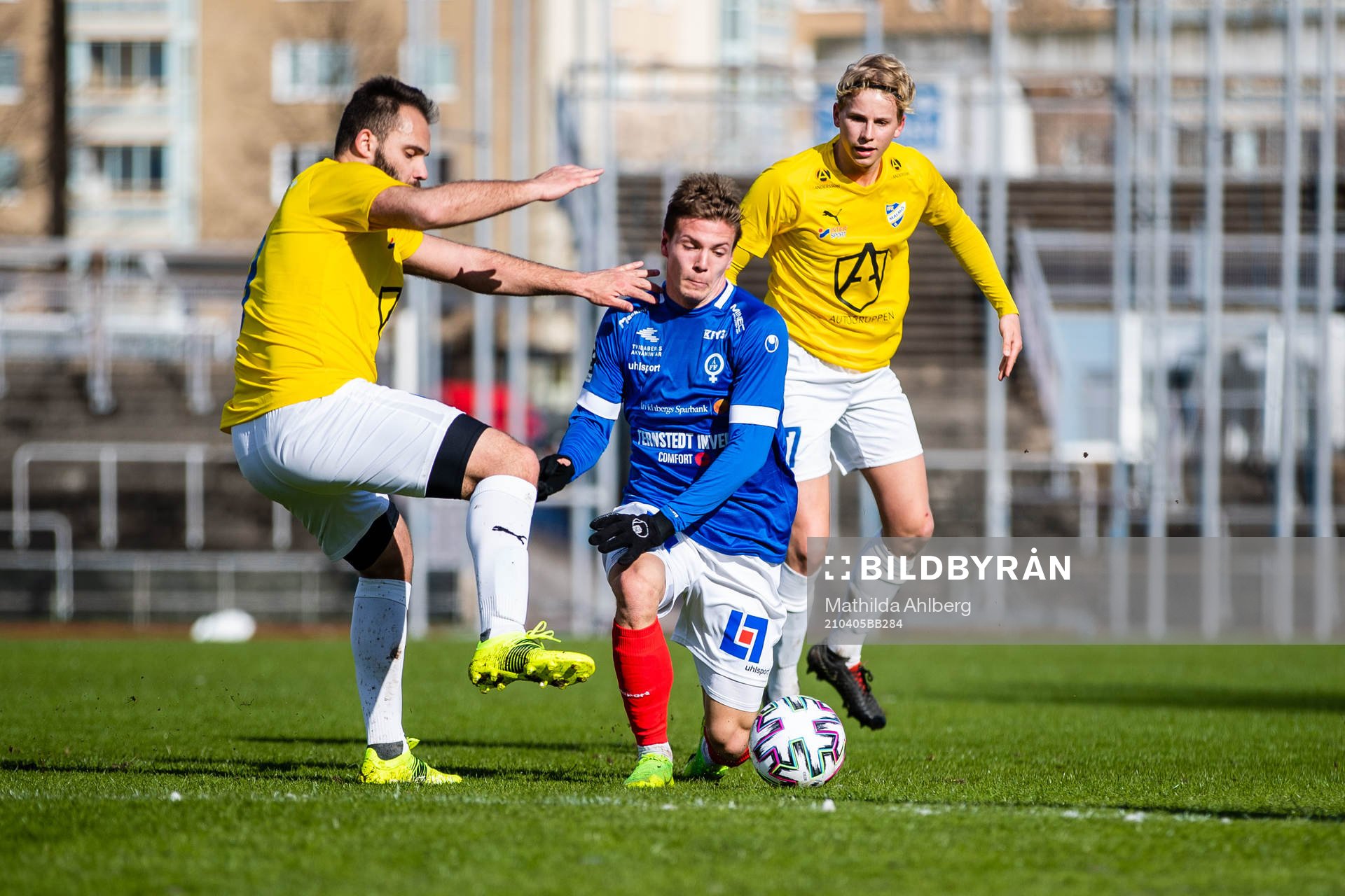 IFK Malmös Besnik Rustemaj och Åtvidabergs Theodor Skarp under fotbollsmatchen i Division 1 södra mellan IFK Malmö och Åtvidaberg den 5 april 2021 i Malmö.