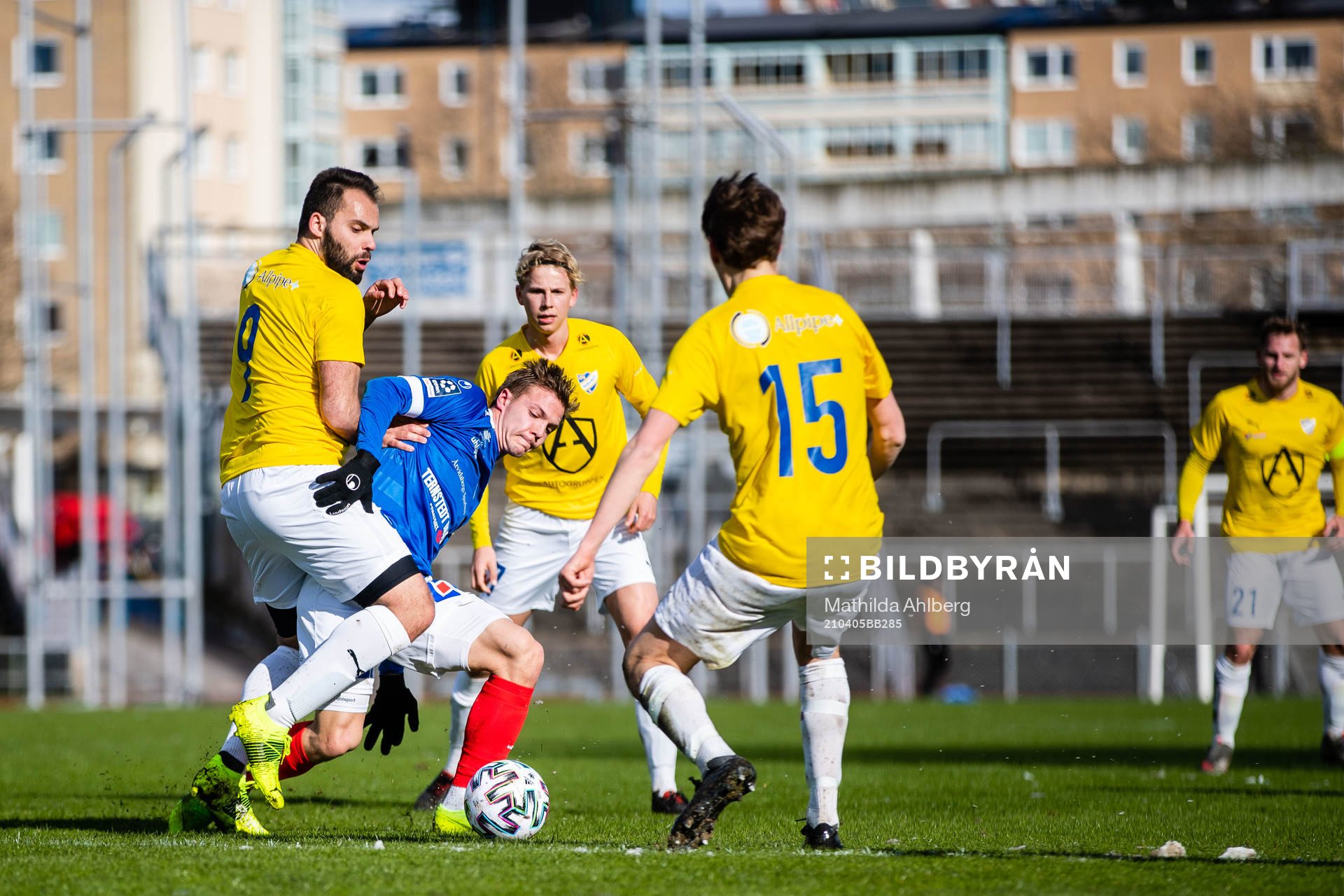 IFK Malmös Besnik Rustemaj och Åtvidabergs Theodor Skarp under fotbollsmatchen i Division 1 södra mellan IFK Malmö och Åtvidaberg den 5 april 2021 i Malmö.