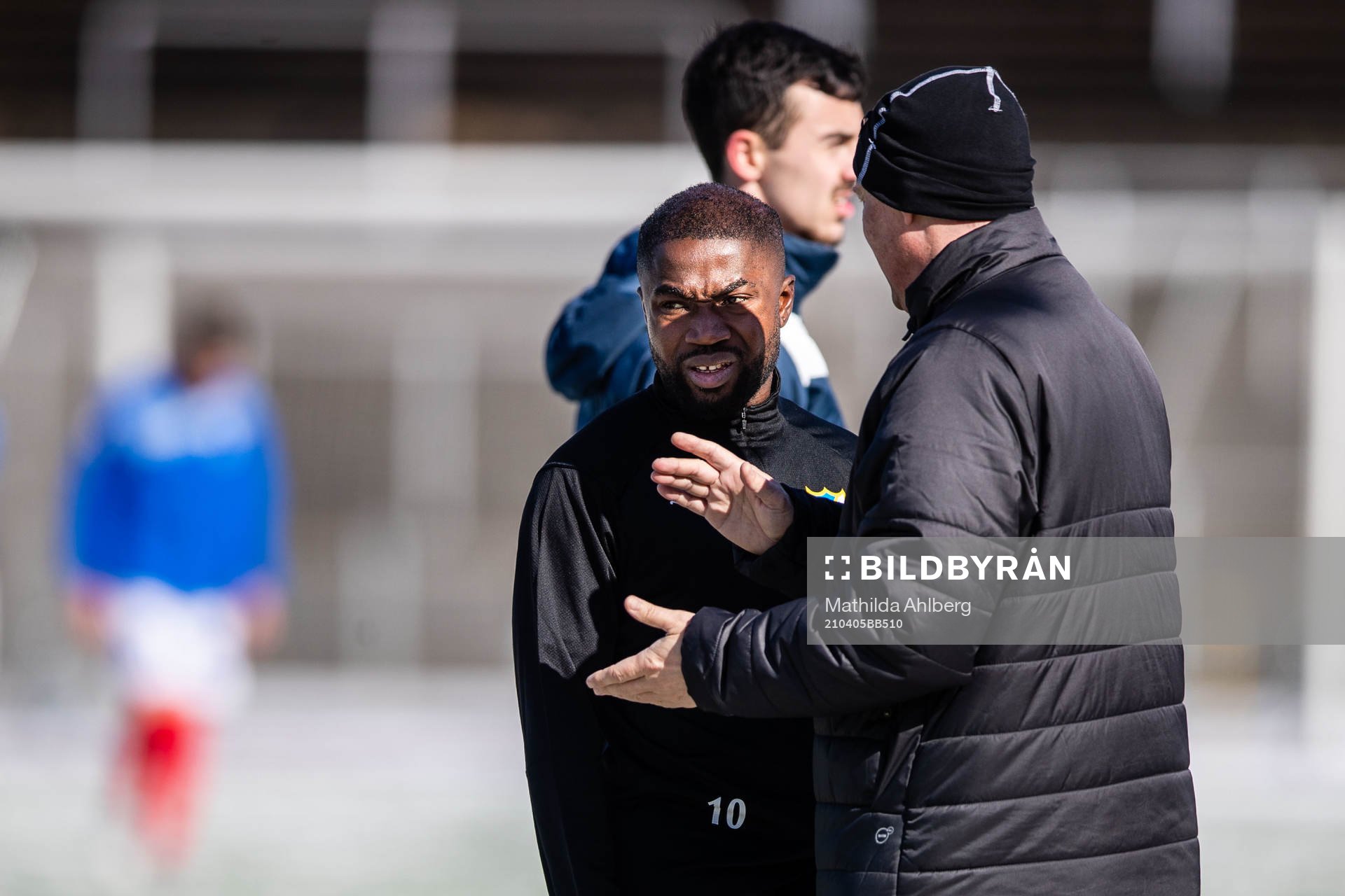 IFK Malmös Kofi Yeboah Addae i samtal med tränare Jan Strandberg inför fotbollsmatchen i Division 1 södra mellan IFK Malmö och Åtvidaberg den 5 april 2021 i Malmö.