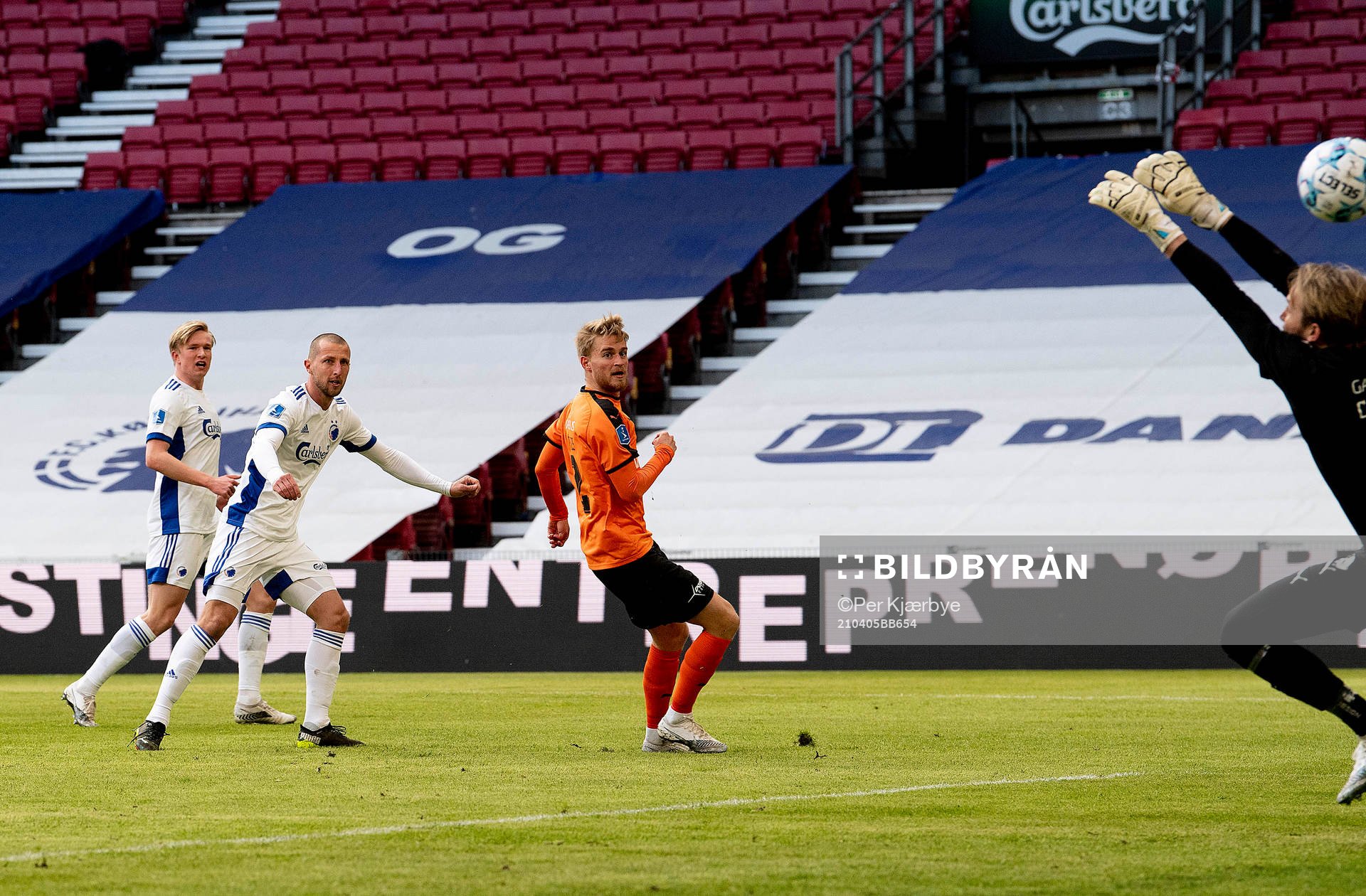 [DK=20210405: Kamel Wilczek, FC København sparker bolden i