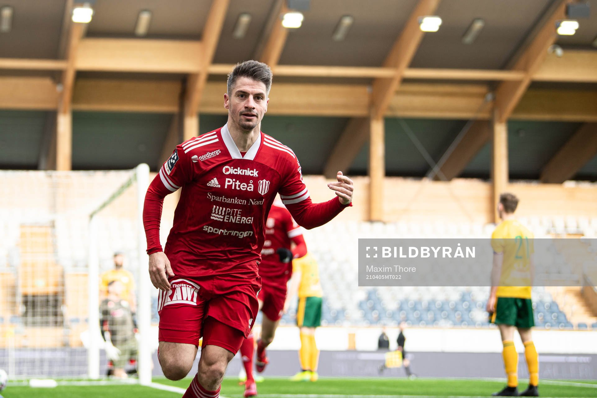 Piteås James Burgin jublar