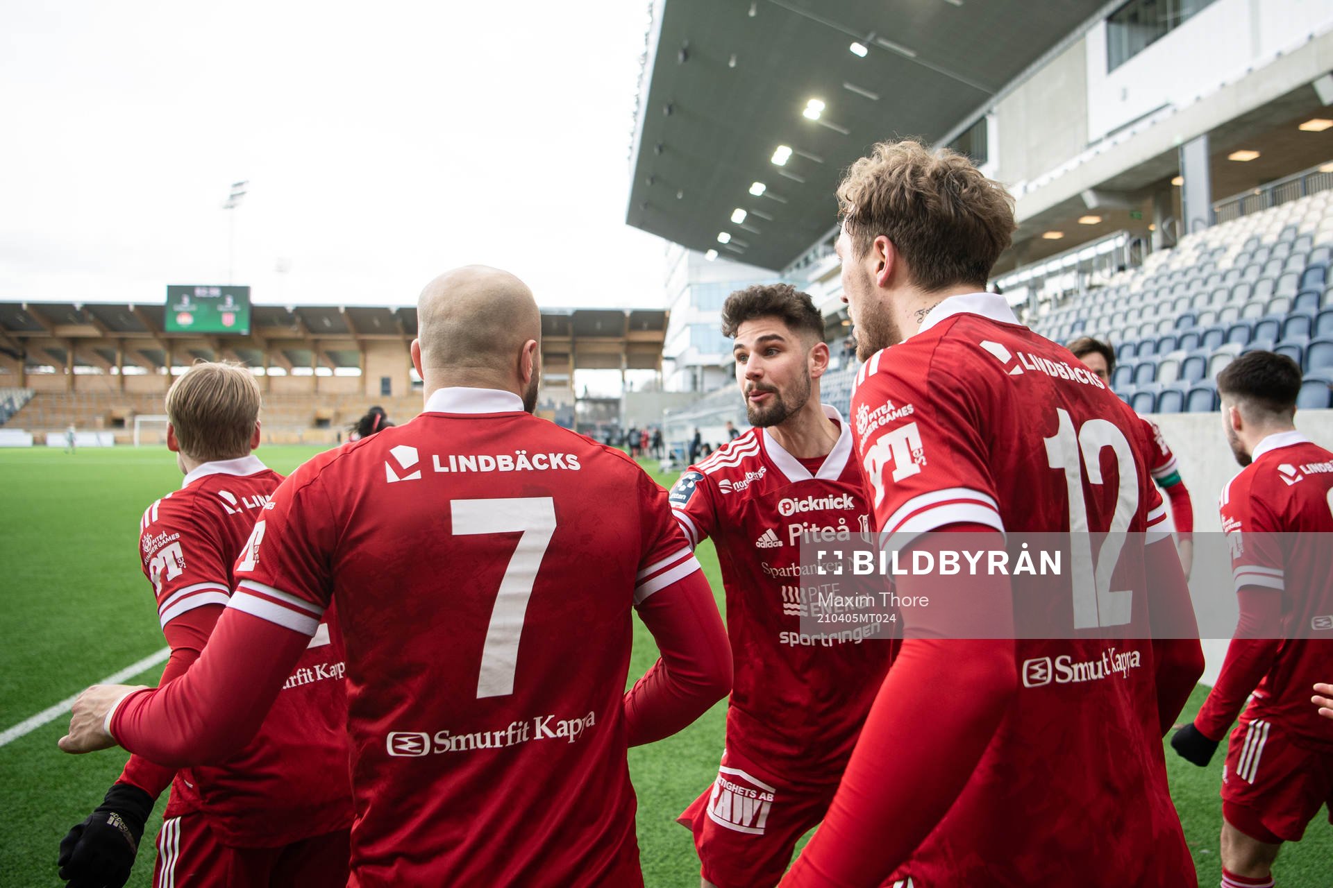 Piteås James Burgin jublar med lagkamrater