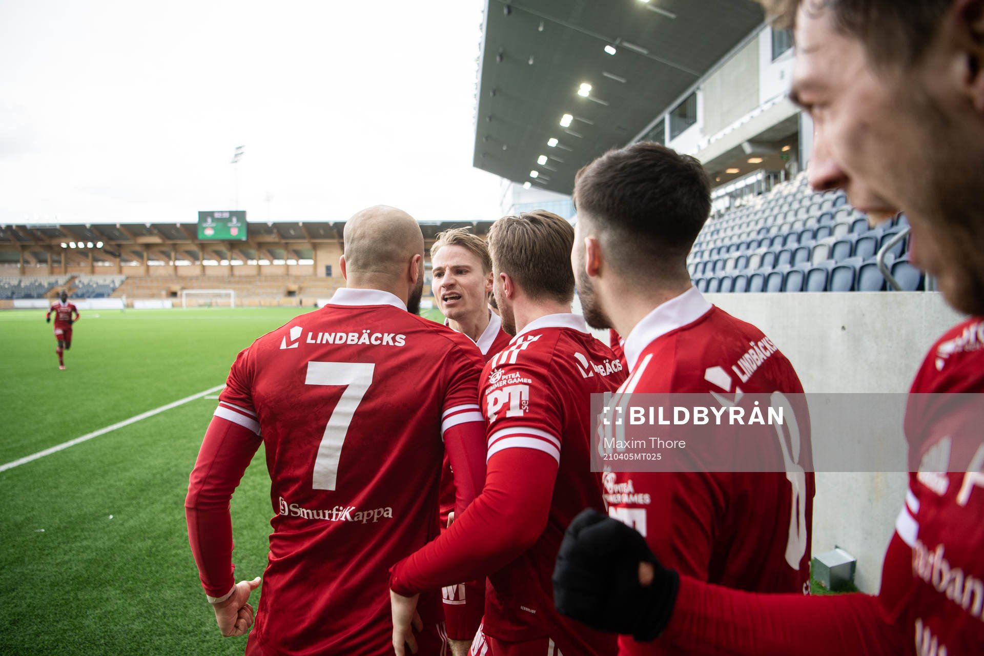Piteås James Burgin jublar med lagkamrater
