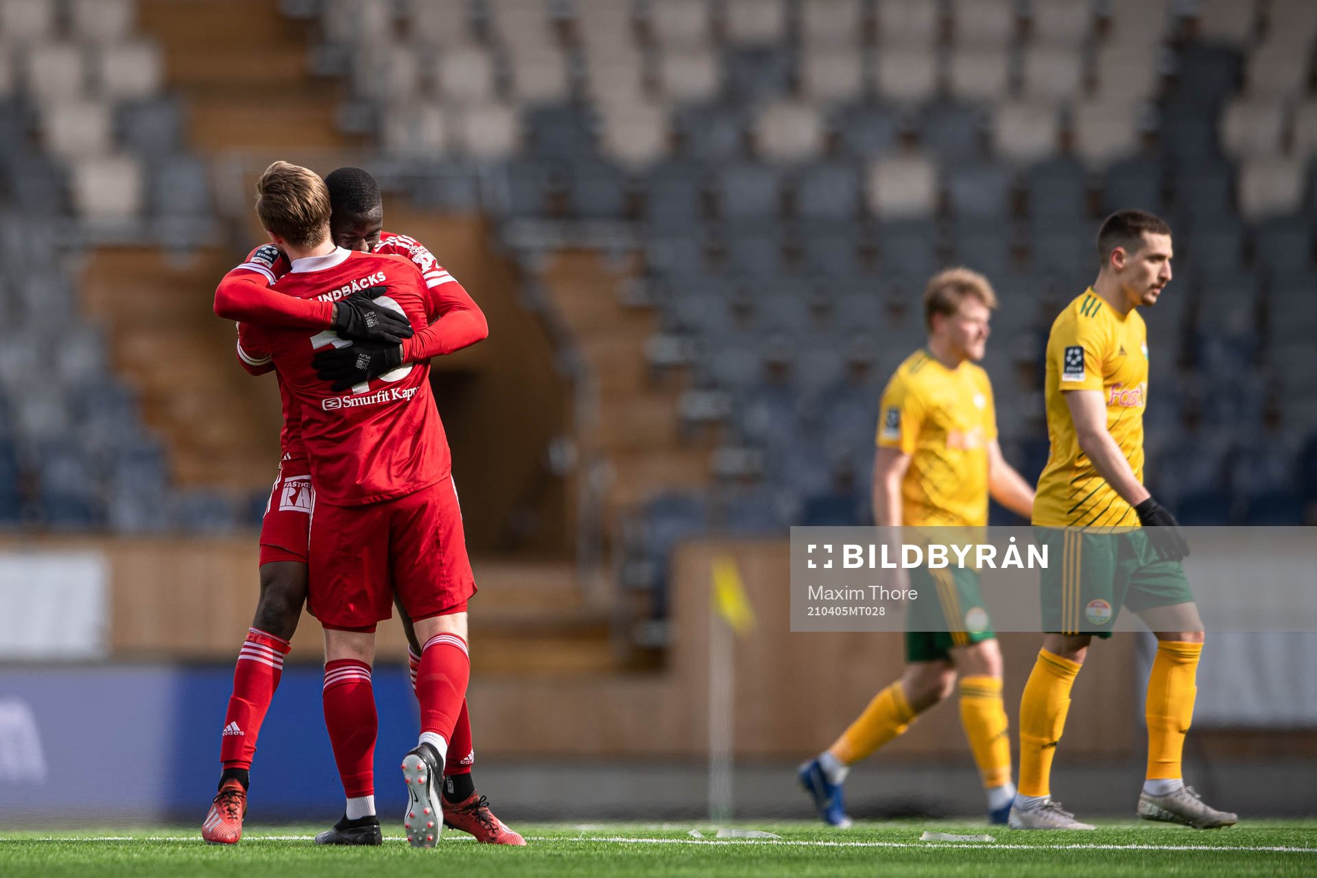 Piteås Modoumatarr Mbye och Fredrik Johansson jublar