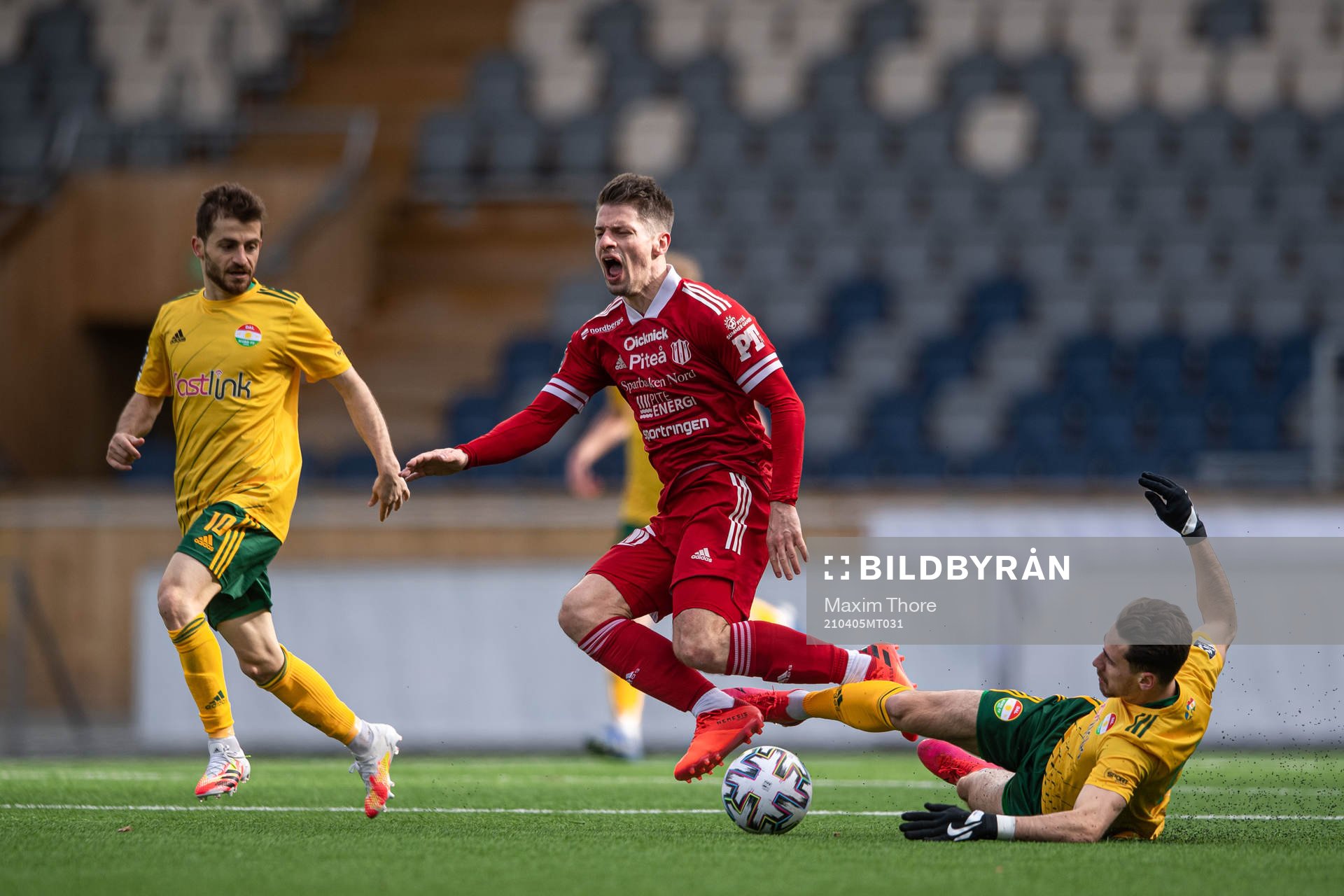 Piteås James Burgin och Dalkurds Rendijs Sibass under fotbollsmatchen i Division 1 norra mellan Dalkurd och Piteå den 5 april 2021 i Uppsala.